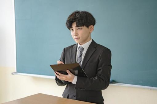 _lomx__'s tweet photo. 【面白くなかったら欠席扱いにされる】

青木ー

青木「太陽ピカーん」

……青木は欠席か、井上ー

井上「こんにち2では新しい挨拶が登場」

はい出席してるな、上野ー　

上野「見て、透明なおなら、透かしっぺ」

はい出席してるな、遠藤ー

遠藤「はい（真面目だから普通に返事する）」

遠藤は退学で、小川ー

小川「ちいかわです」

オール5（面白すぎた）（最強）（学年1位）