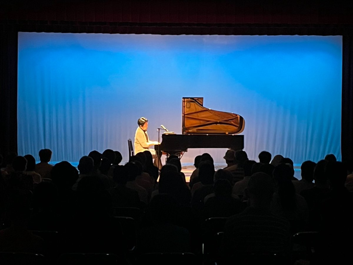 kibou_hall's tweet photo. 作曲家・ピア��ストの #小林真人 さんが7/11（土）に八幡タウンセンターで地域コンサートを行いました。小林さん作曲の楽曲等を演奏し、大きな拍手が送られました。
7/12（日）には #希望ホール にてフレンドリーコンサートを実施！にこにこ笑顔の子供達と保護者の姿が見られました😊
#酒田市　#ピアノ https://t.co/O5Uu7MZfDA