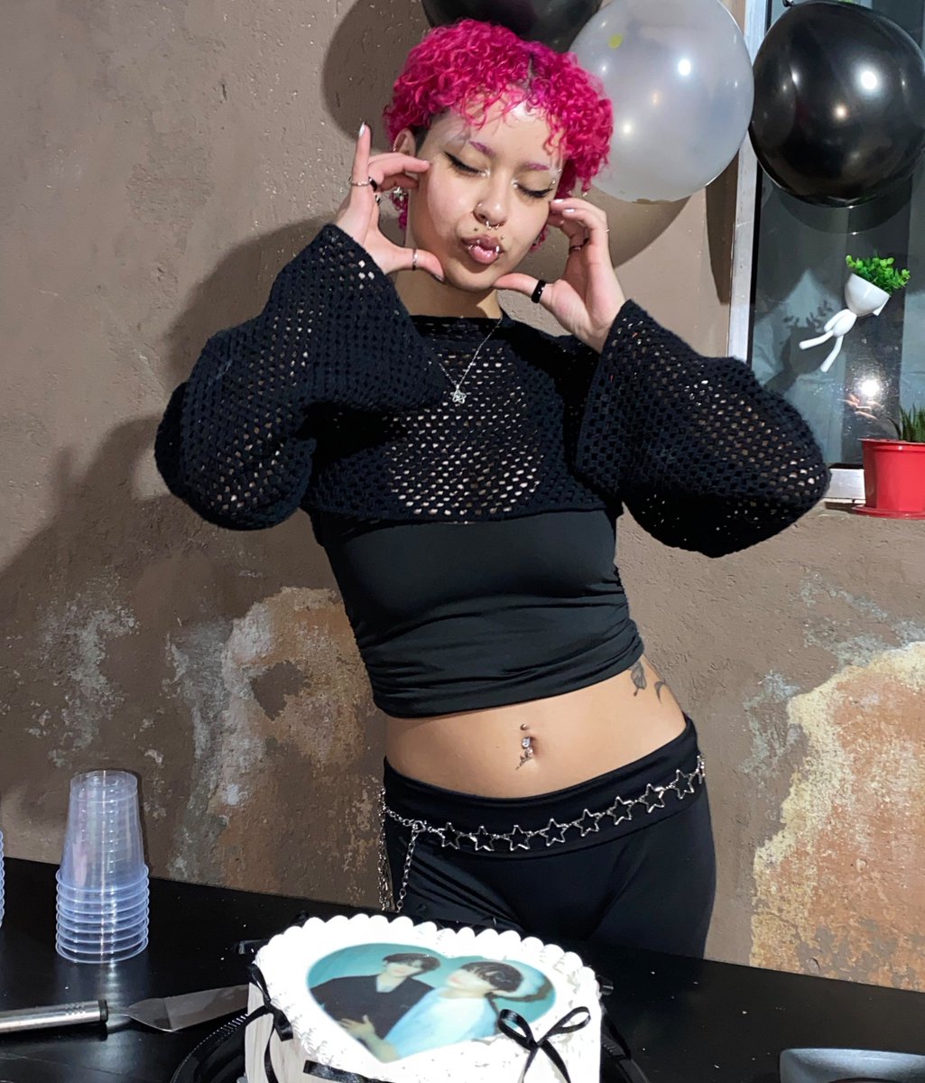 lizstatics's tweet photo. meus 20 anos, com as pessoas que eu tanto amo e meu bolo dos gyubrik 💕 https://t.co/oVMX1qSNzr