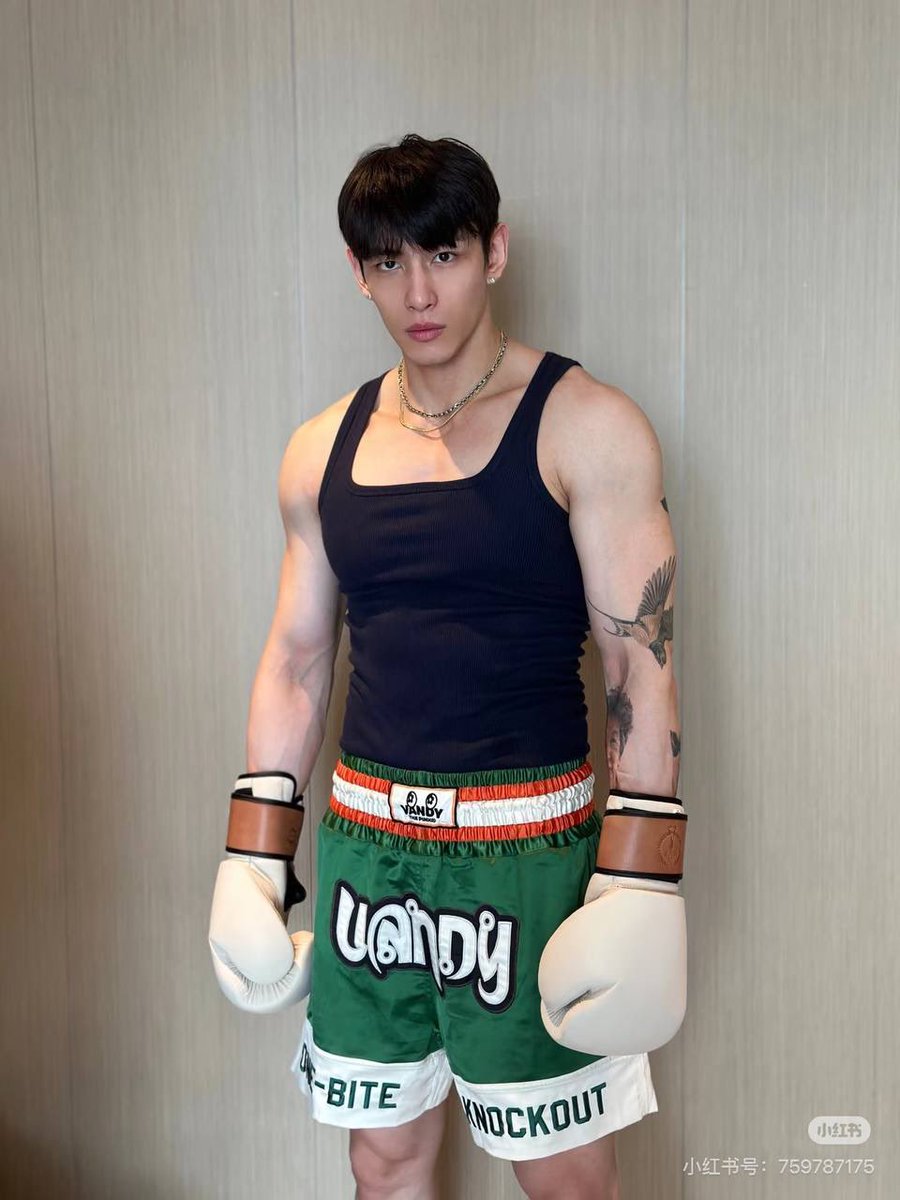 BestGayAi's tweet photo. 抖音小红书网红张君雅。脸是真的帅，我也给他给予了大屌，但是之前泄漏的视频告诉我们没这么大，顺便说一句，我很讨厌女记者骗这么多直男然后再发出来。我直接告诉你我做的都是ai，不要造人家黄谣。#ai #抖音网红 #帅哥 #通讯录 #大屌 https://t.co/qbLUylvSxX