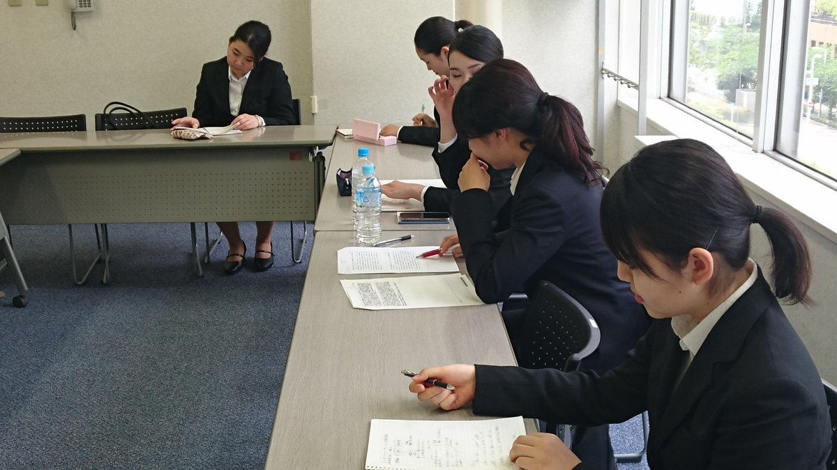 oucareeroffice's tweet photo. 【就活】
就活は自分で考えて行動しましょう。友人や家族の話を聞き過ぎるとキャリアの方向を誤ります。就活は短期決戦です。進路を間違えると終わります。自分と友人ではやりたい仕事や行きたい会社も違います。就活で成功する人は孤独に耐え目標を持ち最後まで努力した学生です。
#就活 #27卒 #28卒 https://t.co/w498XEnEpL