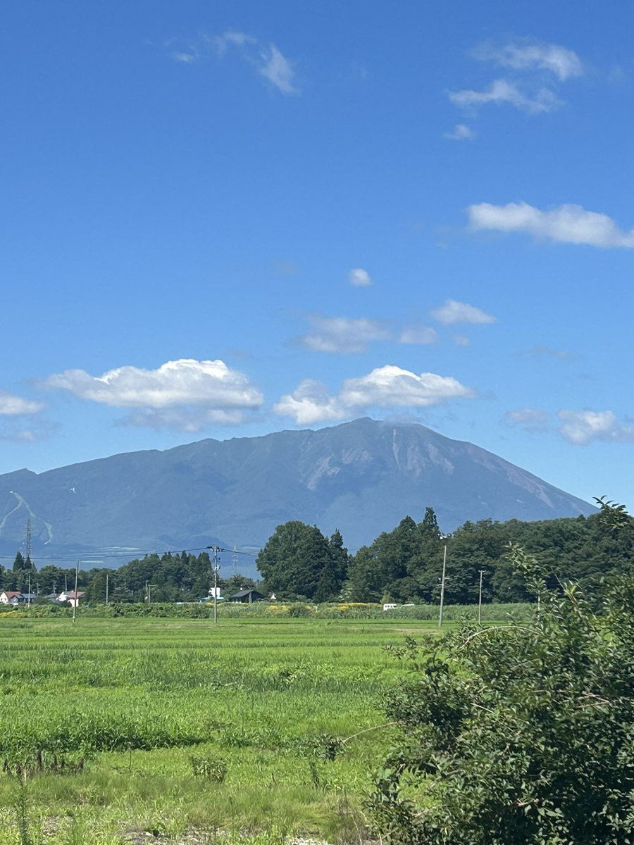 FqHRQNUAG2rCXDY's tweet photo. #おいでよ雫石町

本日の #雫石町 は
久しぶりの快晴☀️⛰️

8月の夏らしい景色が広がってます🌻

雫石町役場前から #岩手山 を望む
雫石の夏の風景をお届けします📸

#雫石町
#岩手県
#夏休み https://t.co/jNcM3Bdr21