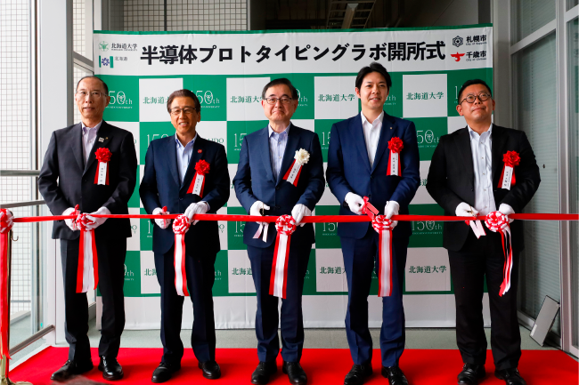 HokkaidoUnivPR's tweet photo. 【お知らせ】
半導体プロトタイピングラボ開所式、ラボを初公開

北海道大学は7月29日（水）、「実践的なプロセス実習による教育」と「次世代半導体の研究開発」をリードする新たな拠点となる「���導体プロトタイピングラボ」の開所式を創成科学研究棟で行いました。

詳細はこちら
https://t.co/1mh5Etyqpl

#北海道大学 #北大
