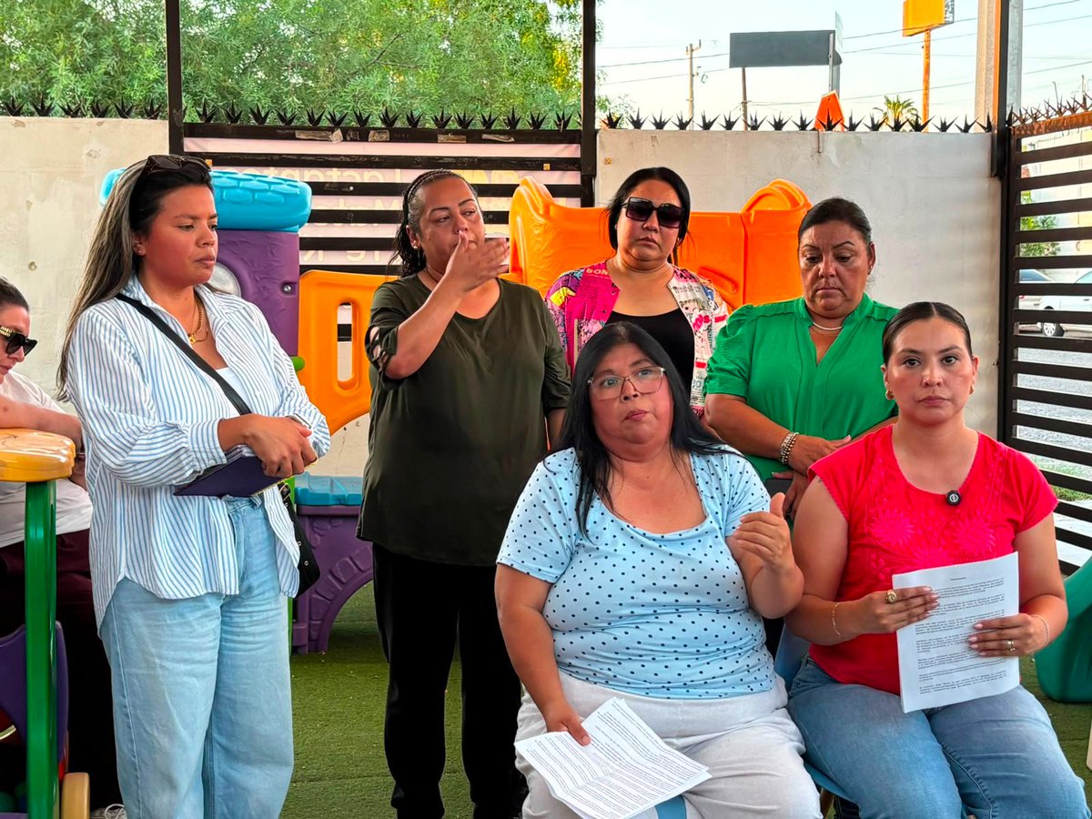 borderlineason's tweet photo. 📢 Maestras de @covafamac exigen destitución de su presidenta
Maestras de la base social de #COVAFAM, con respaldo de #Hermosillo, #SLRC San Luis Río Colorado, #PuertoPeñasco, #Guaymas y #Benitojuárez, exigieron la destitución de Lizeth Villalobos como presidenta del movimiento.
n conferencia encabezada por Lourdes Belén Millán Zavala, denunciaron:
🔹 Ocultamiento de información sobre las negociaciones con Gobierno del Estado y Congreso.
🔹 Decisiones unilaterales como bloqueos, toma del Congreso y huelga de hambre, sin consultar a la base.
🔹 Concentración de decisiones en solo dos personas: Villalobos y el abogado Jorge García.
🔹 Desvío de la causa de la educación inicial por intereses políticos https://t.co/FI2X1WbpWe deslindaron de la presidencia actual, del abogado y de la huelga de hambre, y anunciaron que no participarán en la marcha con otros movimientos.
Aseguran que la lucha por la educación inicial sigue, pero exige un cambio de dirigencia.#COVAFAM #Sonora #EducaciónInicial #Hermosillo