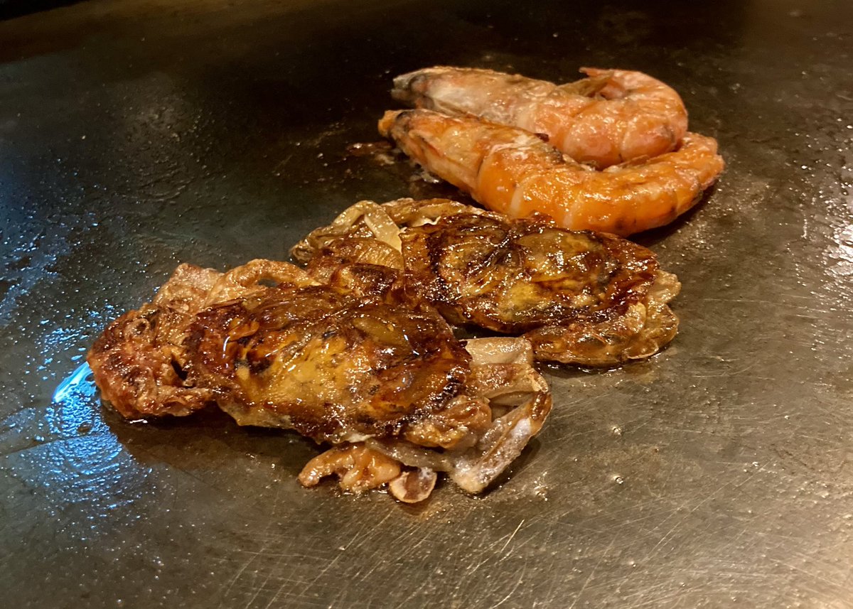 KYama0608's tweet photo. こんにちは^ ^
香月の山岸です♪

今回のご紹介です。

「ソフトシェルセット」
脱皮したての海老と蟹を揚げ焼きにしました！
1人前¥2,500

「ヴィニャ・ド・クク」
ポルトガルの畑のエキスパートが造る、キリッと冷やして飲みたい白
グラスのみの提供¥1,200

是非、ご賞味ください。

＃鉄板焼き香月 https://t.co/DwxG68xwfK
