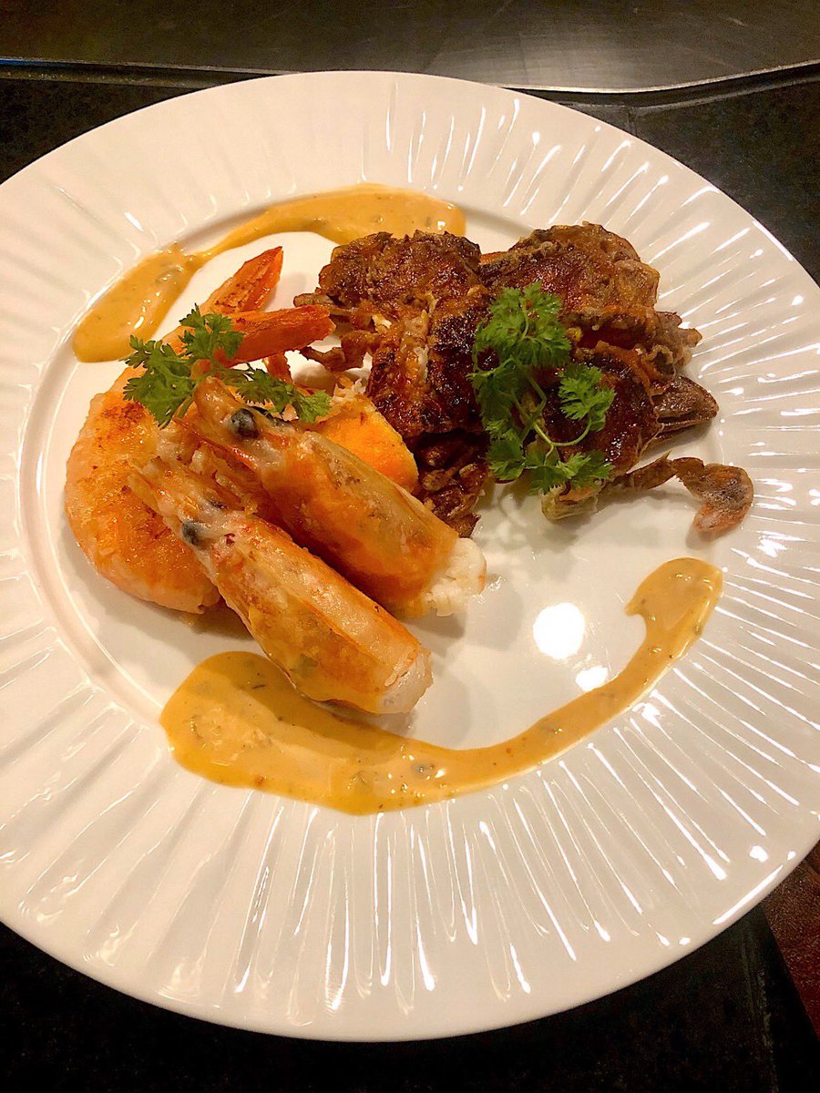 KYama0608's tweet photo. こんにちは^ ^
香月の山岸です♪

今回のご紹介です。

「ソフトシェルセット」
脱皮したての海老と蟹を揚げ焼きにしました！
1人前¥2,500

「ヴィニャ・ド・クク」
ポルトガルの畑のエキスパートが造る、キリッと冷やして飲みたい白
グラスのみの提供¥1,200

是非、ご賞味ください。

＃鉄板焼き香月 https://t.co/DwxG68xwfK