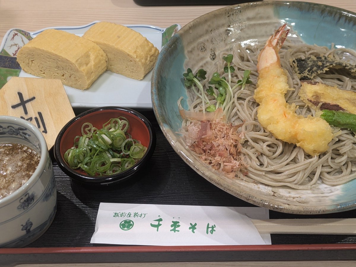 ane098mone's tweet photo. 敦賀まで。千束そばと新田珈琲。抹茶屋さんはお休みなので断念。
氣比神宮の御手水でミツバチが水飲んてました。暑いよね、お互い頑張ろうね。 https://t.co/WiStUF4FC5