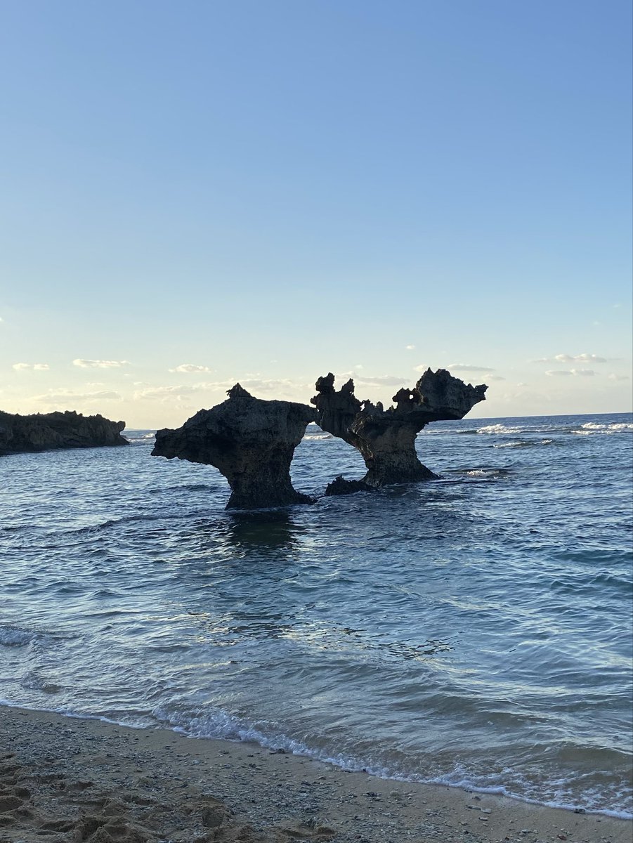 h_knyn's tweet photo. え、古宇利島のハートロックってやっぱそっちなの？(?)
現地行った時、ある角度から見るとひっくり返ったハートが出現する、これがハートロックとか言われてさ(?)
どっちもハートロックでいいけどさ(?) https://t.co/t4hcGrcA3R