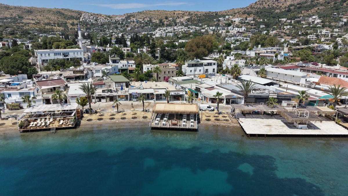 yildizbe's tweet photo. @BodrumBel Kendi attığınız görseldeki platformlar halk plajı dediğiniz yerden daha fazla alan kaplıyor. O platformlar neden oradalar? Kumsala yapı kurmuşlar dümdüz, resmi olarak da belgelemişsiniz. https://t.co/BehIwpCUdO
