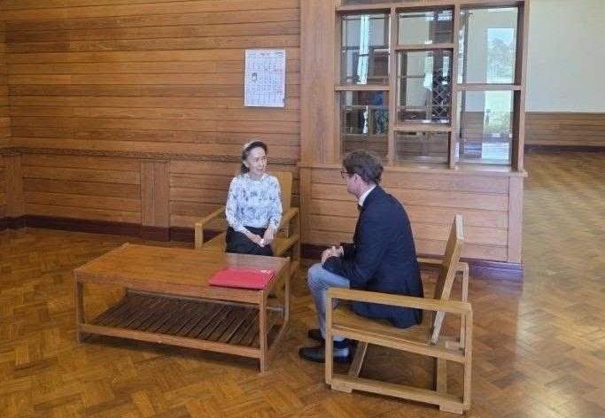 kokomdy's tweet photo. The junta allowing ICRC to meet Daw Aung San Suu Kyi is a calculated PR stunt, not goodwill.
A desperate move to cover up Junta Min Aung Hlaing’s "diplomatic suicide" on July 31 when he blatantly rejected the ASEAN 5PC. She is being used as a political human shield. 🇲🇲 (1/3) https://t.co/ASdD965RBm