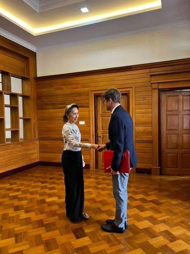 kokomdy's tweet photo. The junta allowing ICRC to meet Daw Aung San Suu Kyi is a calculated PR stunt, not goodwill.
A desperate move to cover up Junta Min Aung Hlaing’s "diplomatic suicide" on July 31 when he blatantly rejected the ASEAN 5PC. She is being used as a political human shield. 🇲🇲 (1/3) https://t.co/ASdD965RBm