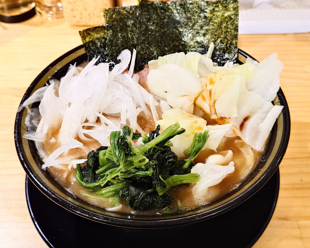 markfromxperia's tweet photo. こむろ家へ！
ラーメン（硬・薄・少）¥無料
玉ねぎ¥100
キャベツ¥100
チャーシューまぶし¥400
を注文♪
安定のレギュラーメニュー😂
スープもまぶしも今日は全てが美味すぎた(๑´ㅂ`๑)
途中の味変でしょうがとお酢もデフォ♪
#ラーメン #家系ラーメン #チャーシューまぶし
#こむろ家 https://t.co/v1aJMhbFnj