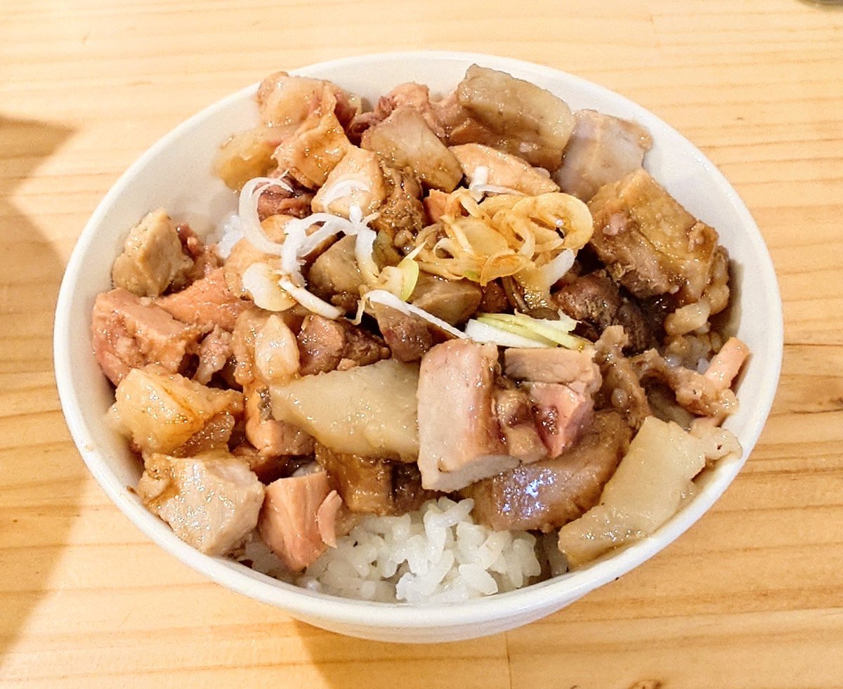 markfromxperia's tweet photo. こむろ家へ！
ラーメン（硬・薄・少）¥無料
玉ねぎ¥100
キャベツ¥100
チャーシューまぶし¥400
を注文♪
安定のレギュラーメニュー😂
スープもまぶしも今日は全てが美味すぎた(๑´ㅂ`๑)
途中の味変でしょうがとお酢もデフォ♪
#ラーメン #家系ラーメン #チャーシューまぶし
#こむろ家 https://t.co/v1aJMhbFnj