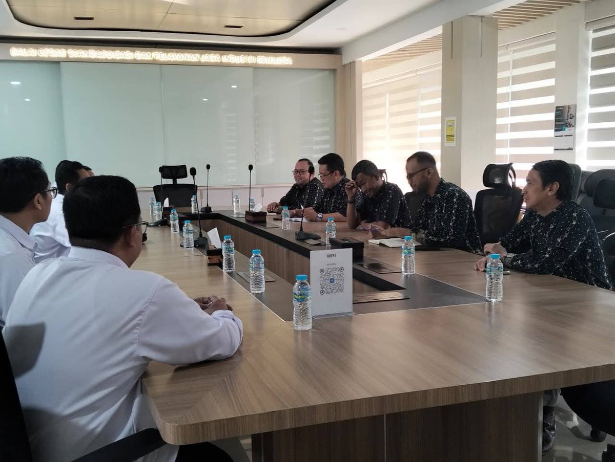 amdatara's tweet photo. AMDATARA bersilaturahmi dengan Kepala BBSPJIS Bandung, Dodiet Prasetyo. Pertemuan ini membahas peluang sinergi dalam standardisasi, peningkatan layanan, dan inovasi industri AMDK, termasuk penguatan penerapan SNI untuk mutu dan daya saing produk.

#AMDATARA #BBSPJIS https://t.co/XM10Tmg0cE