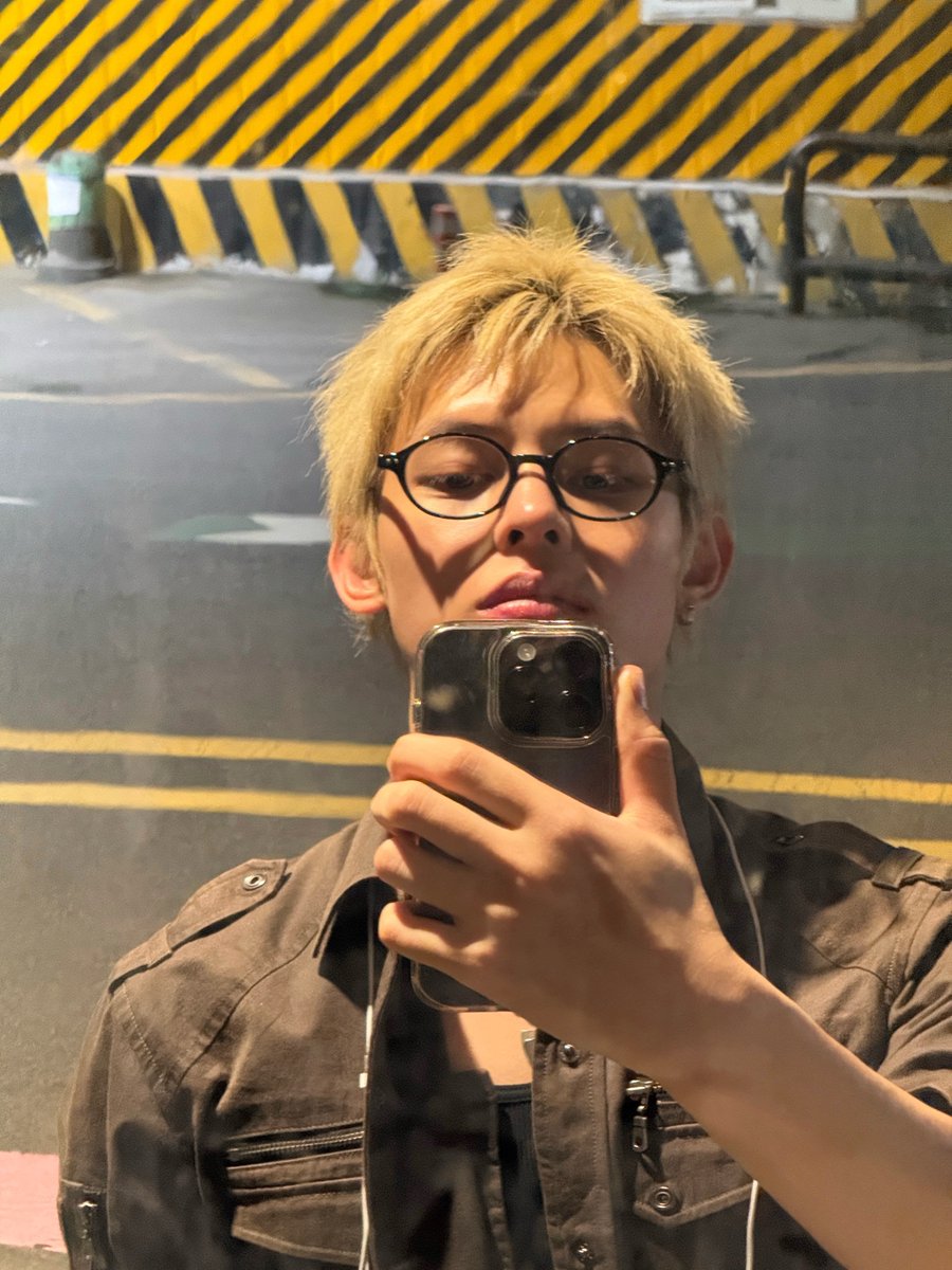 lateatparty's tweet photo. Pantes gay, cowoknya pake android. https://t.co/HZX0BwC5CG