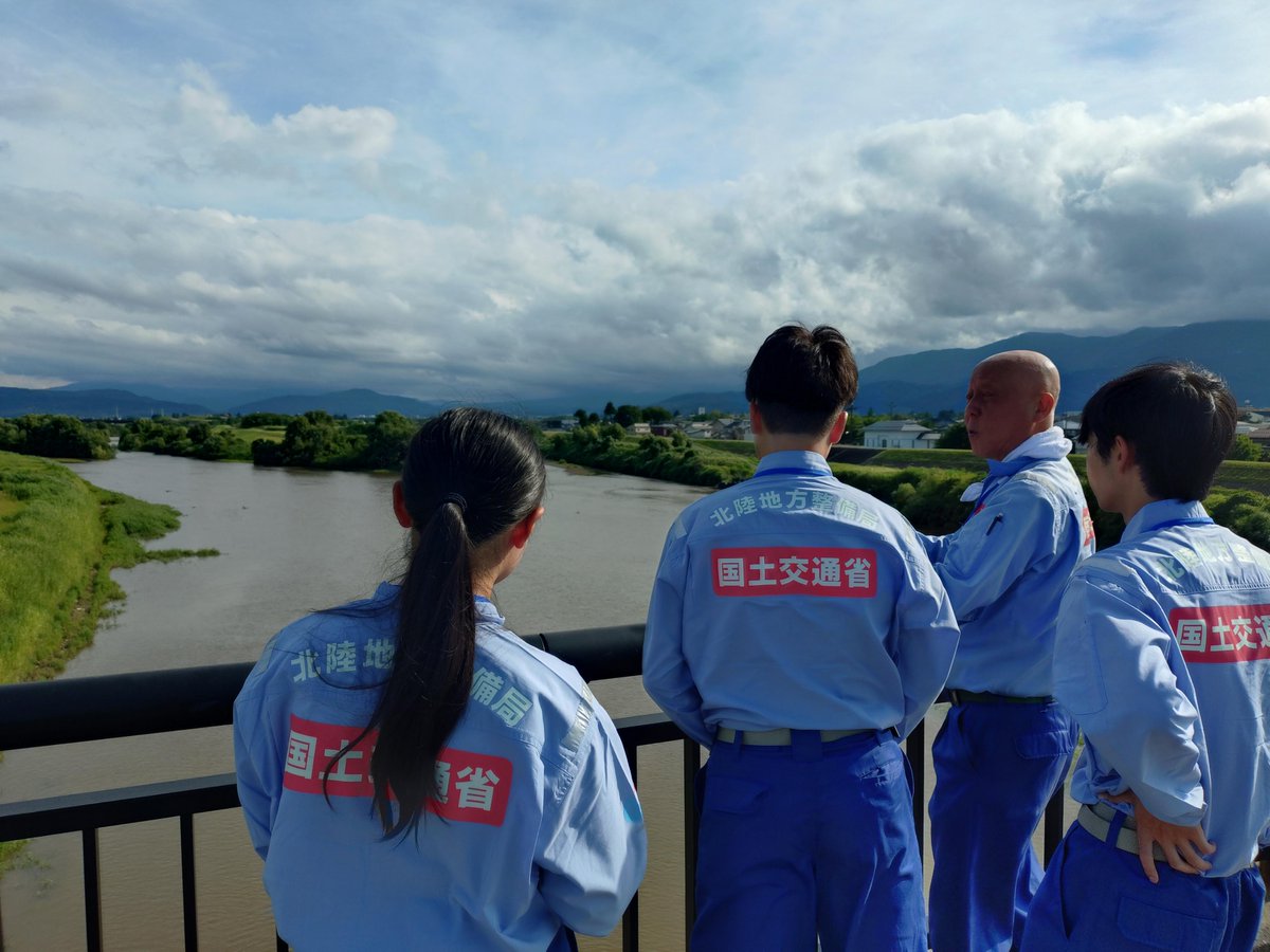 mlit_takada's tweet photo. 【上越総合技術高校の生徒が発信🙋‍♀️】

#高田かわこく の夏期実習に参加しました！

初日は #上越三和道路 🚗の工事現場と #関川 💧を見学
工事現場では授業で習ったことを実際に見ることができ記憶に残る体験でした💖
関川では場所毎に異なる河川整備の仕方を沢山学びました🔎
#インターンシップ https://t.co/Cb6k3grDJX