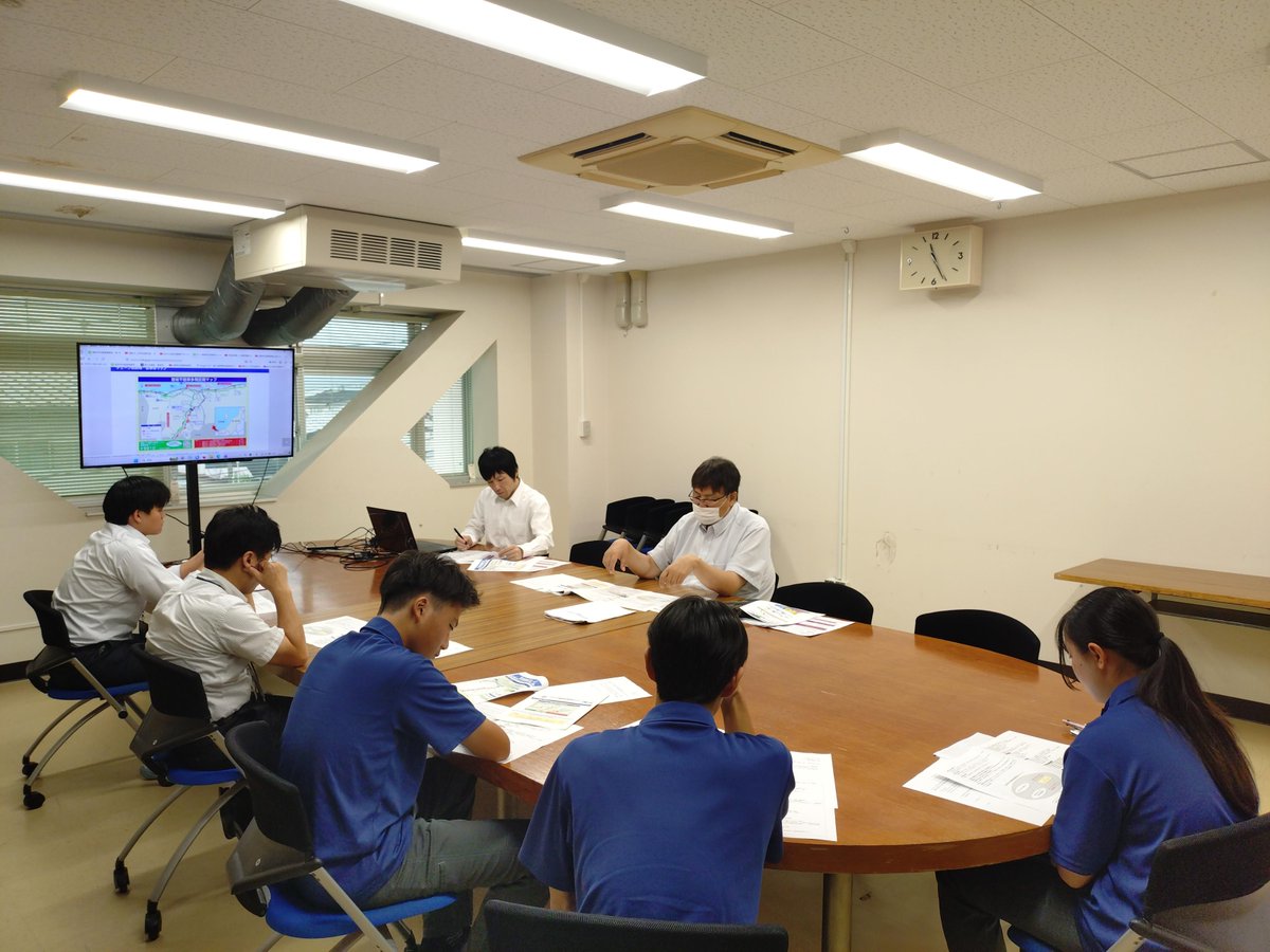 mlit_takada's tweet photo. 【上越総合技術高校の生徒が発信🙋‍♂️】

2日目は職員さんとの座談会、業務打合せ、河川巡視に参加しました✨

座談会では職員さんの実は…、な話が聞け #高田かわこく のイメージが掴めました🤭💬
河川巡視では堤防で草刈機を操縦しましたがビビってしまい…😣
３日目も頑張ります💪
#インターンシップ https://t.co/IOKloiLZQk