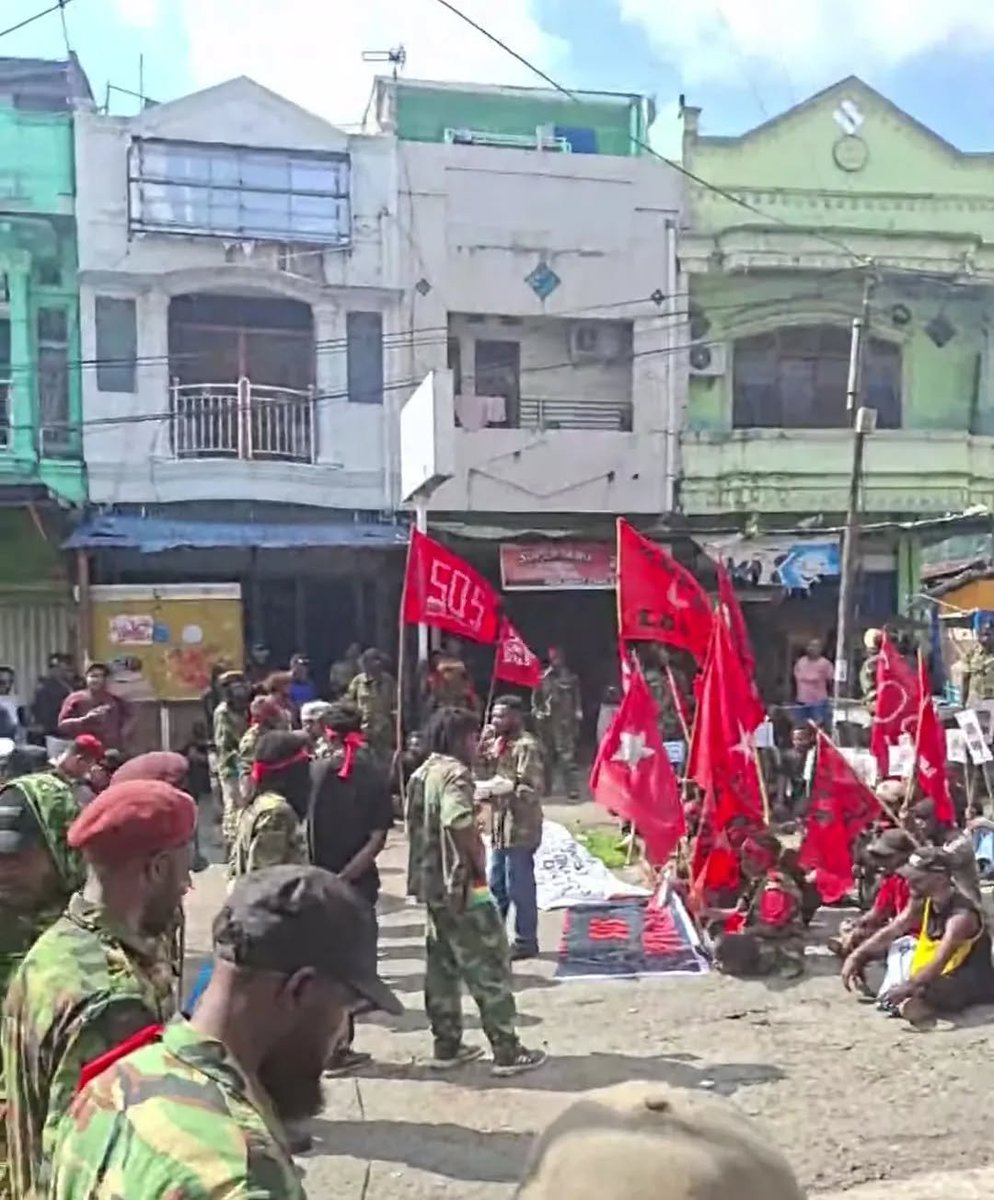 indepenSumatera's tweet photo. 🚨 DEMO PAPUA: PAPUA DARURAT MILITER & KEMANUSIAAN! 

Senin (3/8/2026), gelombang aksi dan amarah membara dari tanah Papua! Rakyat turun ke jalan menuntut penghentian militerisasi dan penegakan HAM! ‼️‼️

Kondisi makin kritis, tapi perhatian publik sering dibungkam dan dialihkan. Sampai kapan mata dan telinga kita ditutup dari fakta kemanusiaan di sana?! 

Suarakan! Kawal terus narasi Papua sebelum ruang dengarnya makin dihabisi!