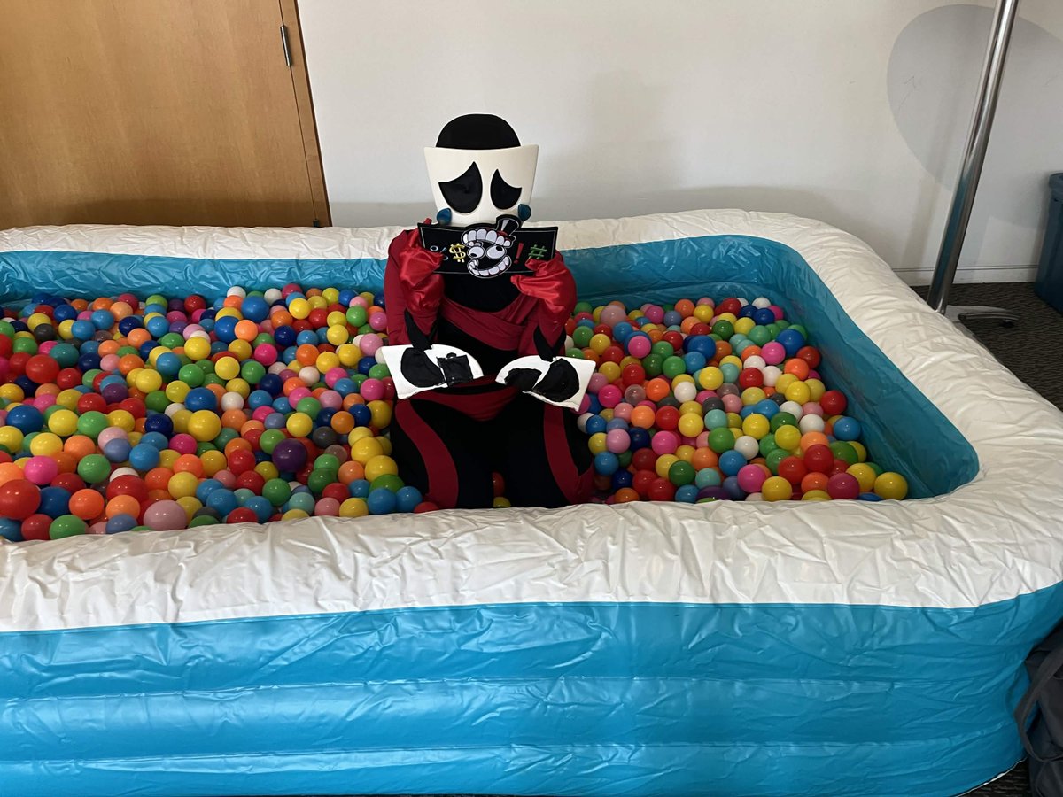 Skittikyu's tweet photo. Gangle in the Dashcon 2 ballpit, what yuri will she draw https://t.co/o5tRcbpWyK
