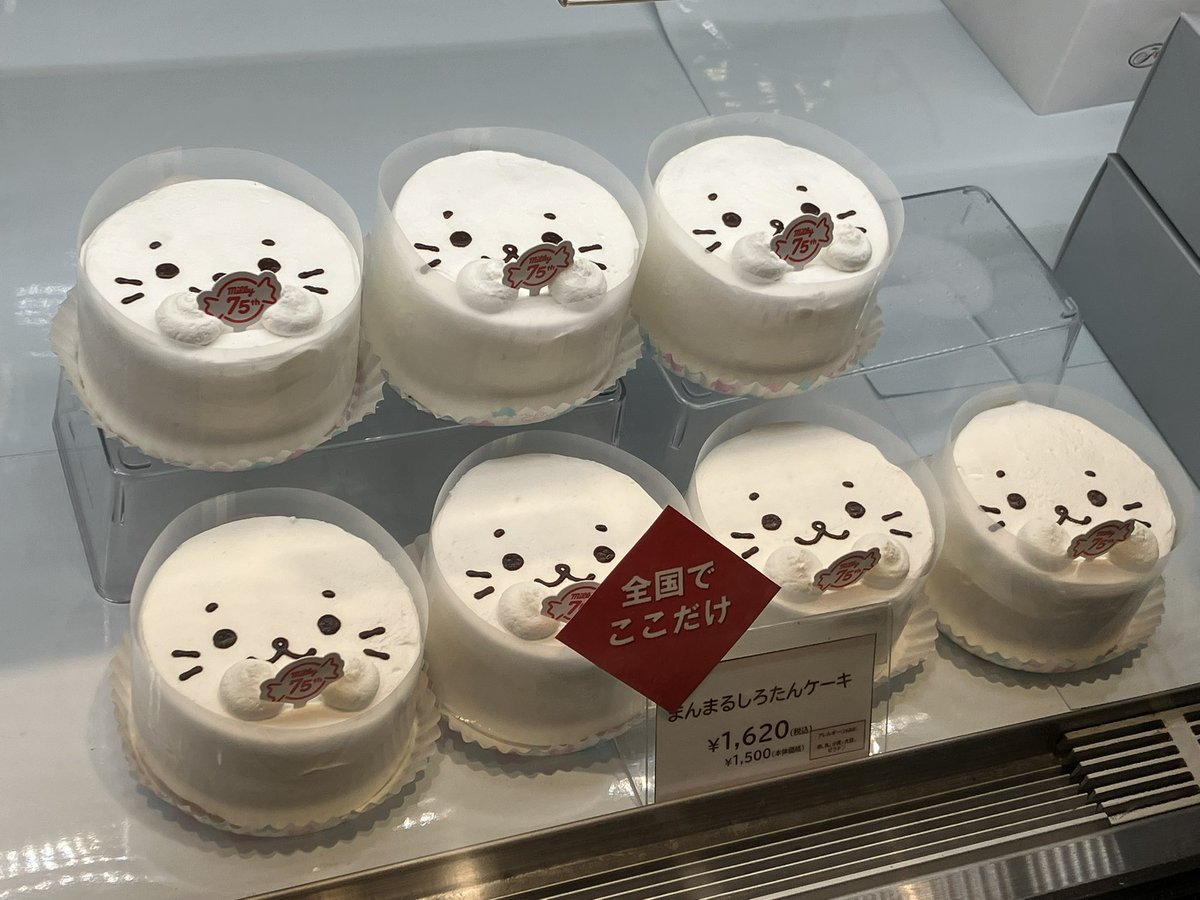 3Capri's tweet photo. 不二家のしろたんのケーキと
マグカップ付きラムネソーダパフェ
グッズにキーホルダーやしろたんぬいもあって、ノベルティのシール貰った https://t.co/YRWj5gJVS6