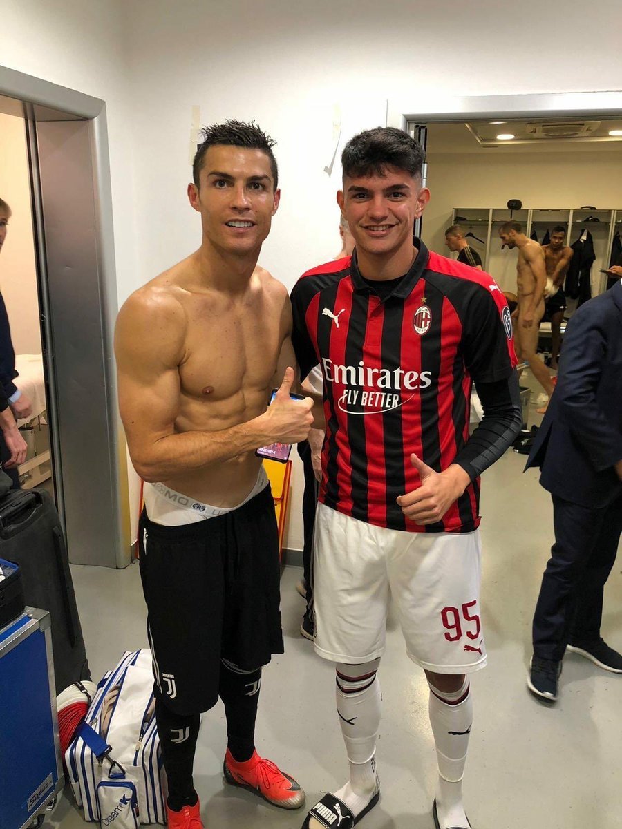 OficialSala12's tweet photo. O mlk ficou tão feliz em tirar uma foto com o CR7 que nem o Chiellini no fundo impediu que ele postasse 😂😂 https://t.co/Po86XVByLS