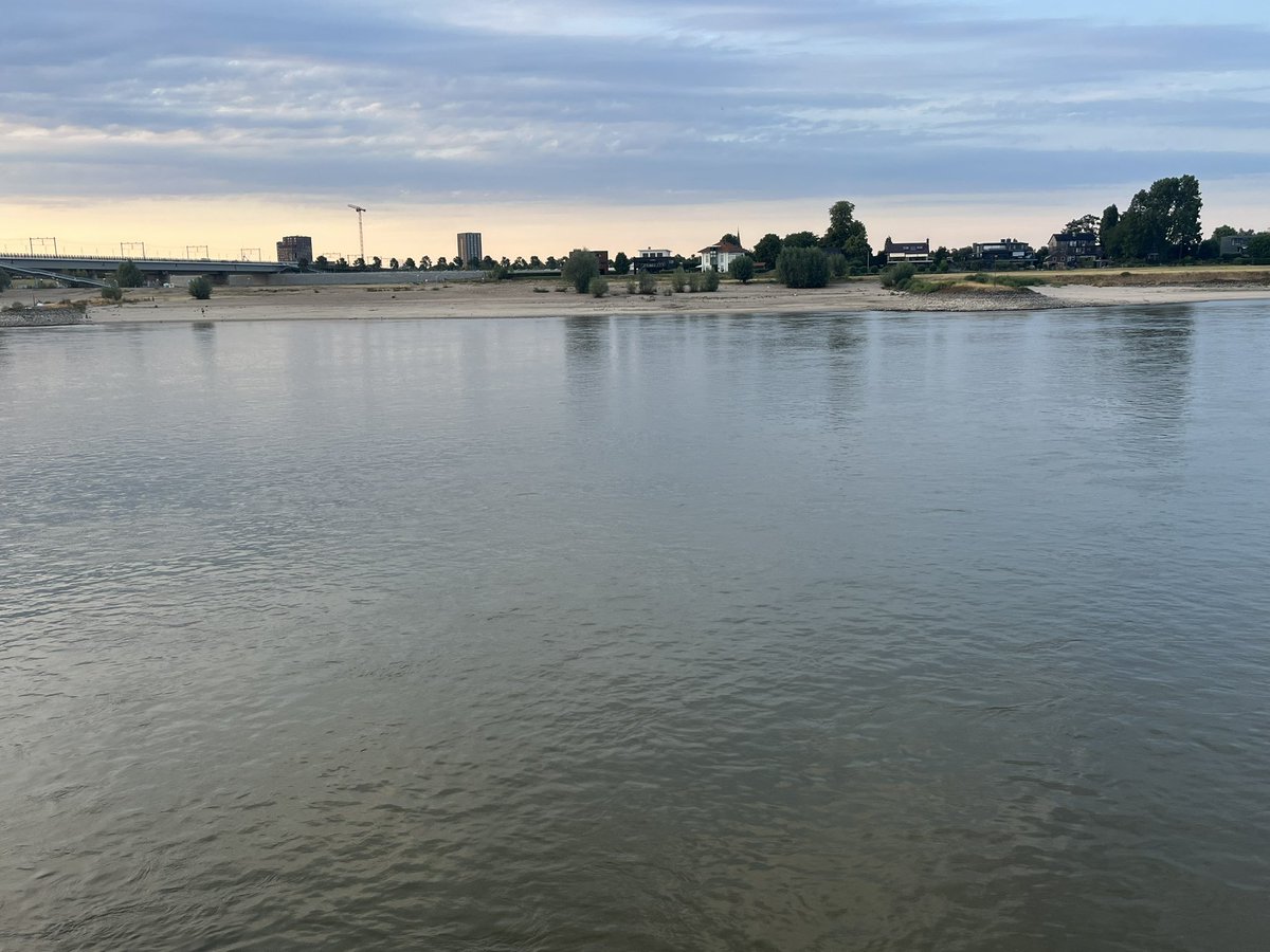 HaroldBastiaans's tweet photo. Laag water #Waal #haven #Nijmegen https://t.co/Z8hthC5Aco