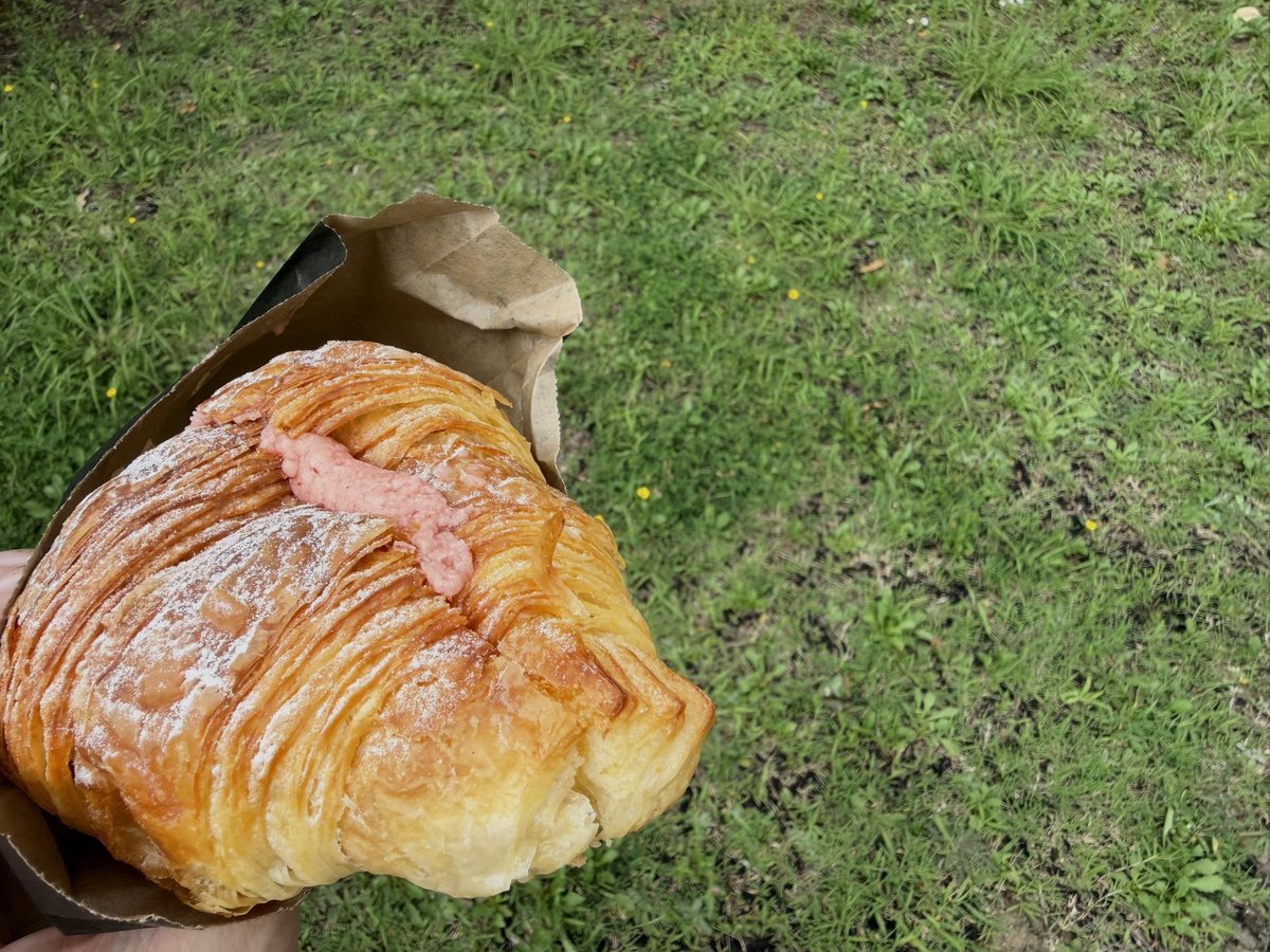 emmmmo106's tweet photo. 今回も"マジLOVEストロベリーミルククロワッサンサンド🍓🥐"を求めてメルシーさんのお店を巡ってきた！
家まで我慢できずに公園でひとつ食べたんだけど、大好きなメルシーさんのクロワッサン×甘酸っぱいいちごミルククリームが相性抜群でとっても美味しかった〜！✨
新しいステッカーもかわいい🌷

#YAMASHOジモラブ
#RSKラジオ
#Mercilifeorganics