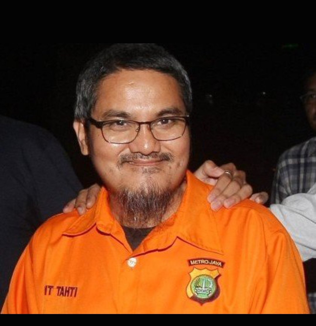 abuthooriq2016's tweet photo. @akbarfaizal68 Apakah anda masih ingat kelakuan dan tawa bahak anda ketika beliau berbaju orange? Sikap Mental seperti apa yang anda tunjukkan saat ini kepada beliau? https://t.co/DOYnAG6ZKI