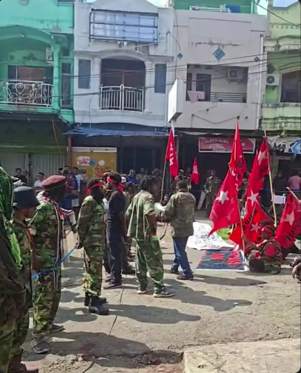 indepenSumatera's tweet photo. 🚨 DEMO PAPUA: PAPUA DARURAT MILITER & KEMANUSIAAN! 

Senin (3/8/2026), gelombang aksi dan amarah membara dari tanah Papua! Rakyat turun ke jalan menuntut penghentian militerisasi dan penegakan HAM! ‼️‼️

Kondisi makin kritis, tapi perhatian publik sering dibungkam dan dialihkan. Sampai kapan mata dan telinga kita ditutup dari fakta kemanusiaan di sana?! 

Suarakan! Kawal terus narasi Papua sebelum ruang dengarnya makin dihabisi!