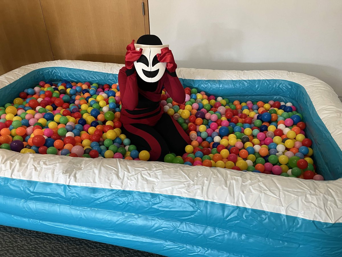 Skittikyu's tweet photo. Gangle in the Dashcon 2 ballpit, what yuri will she draw https://t.co/o5tRcbpWyK