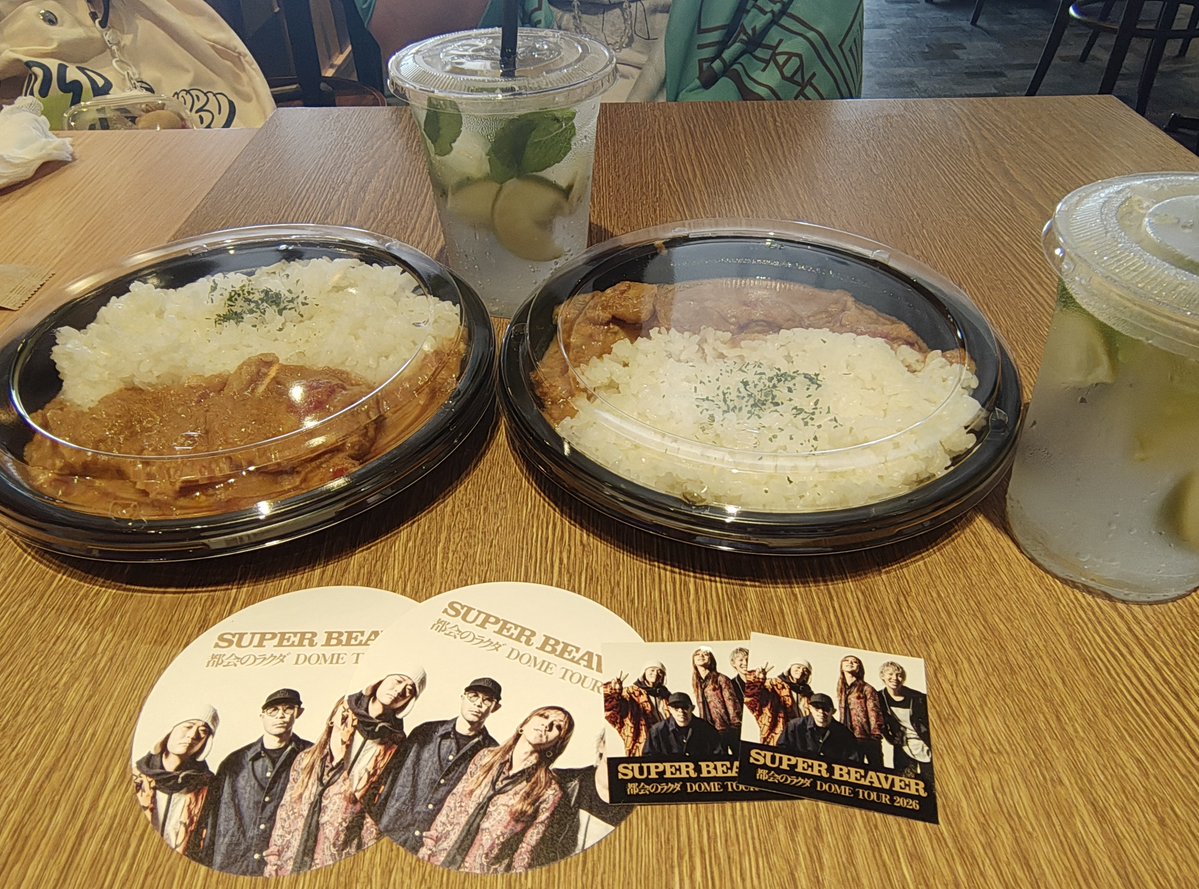 superbeaver_00's tweet photo. 1時間から1時間半くらい並んで無事に食べれます…
外暑すぎだよ…💦
ステッカーも無事ゲット✌️

#SUPERBEAVER https://t.co/PWM2pUa3mL