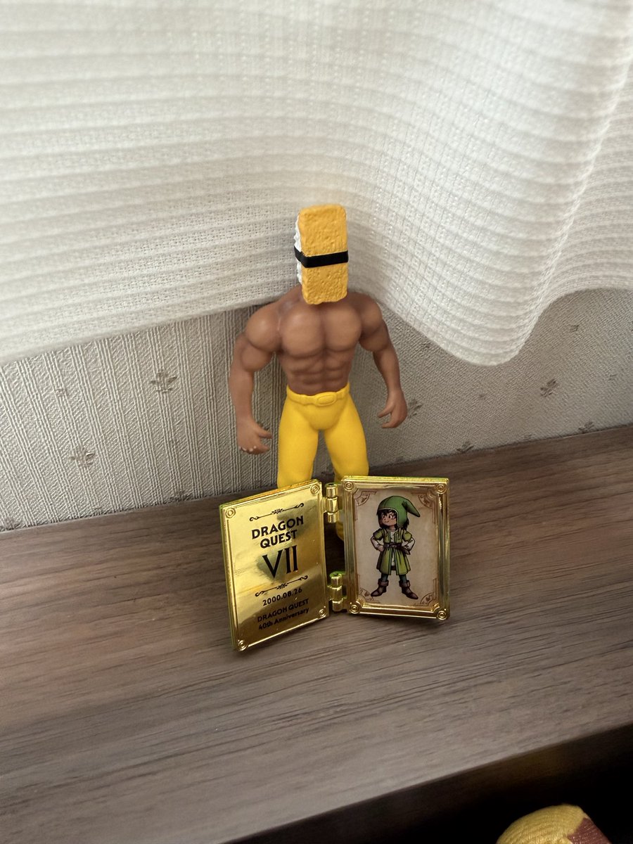 gansan_ex's tweet photo. 我が家で行ったお部屋シャッフルの結果、お気に入りのピンズを失くしてしまった息子。
しばらくしょんぼりしていたが新たなピンズを手に入れてご機嫌。
枕元に謎のたまご寿司マンと一緒に飾っている https://t.co/XXAEqgldk1