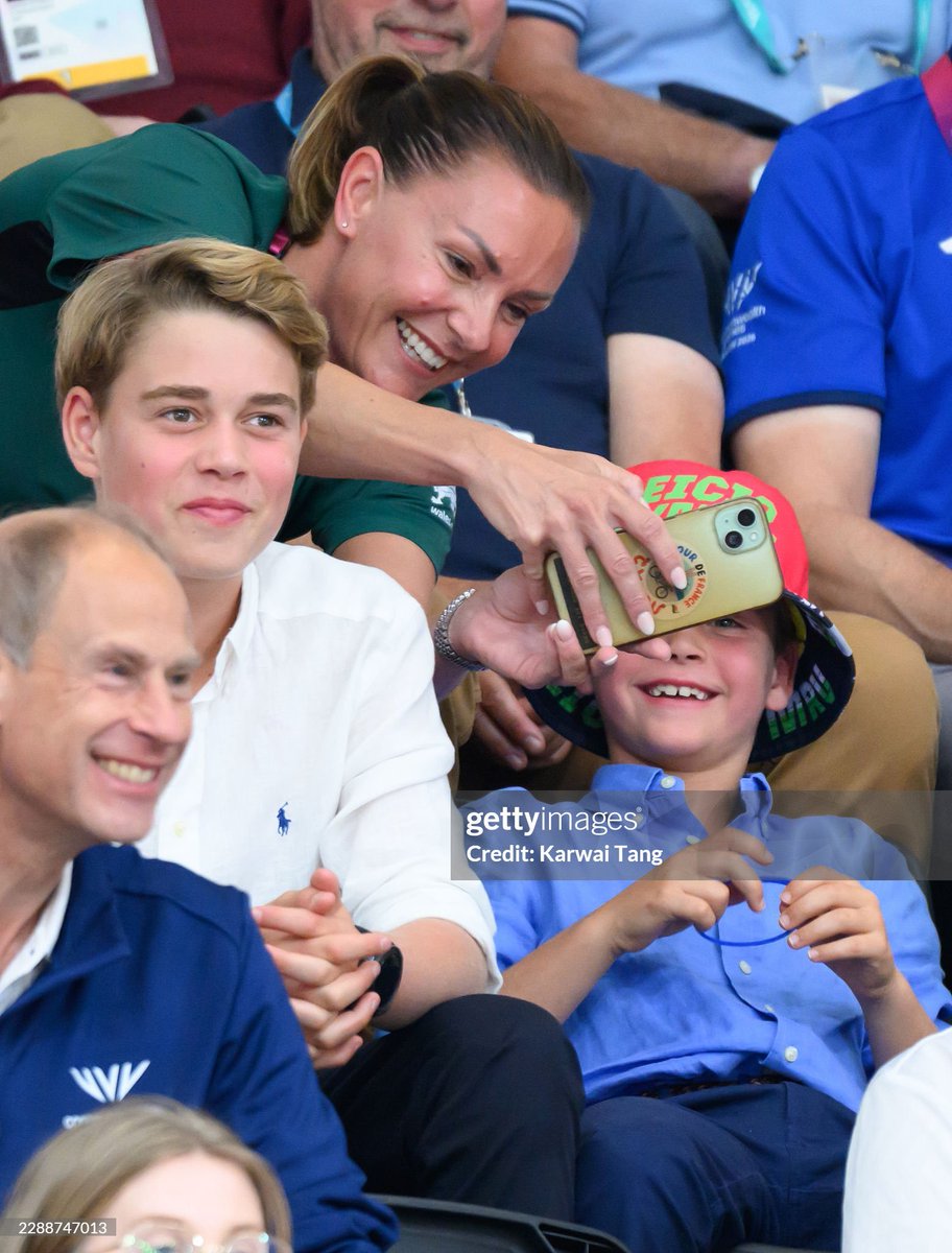 EmiliaA37440110's tweet photo. the moment☺️                    the photo🥰 https://t.co/jeMdk3dmfA