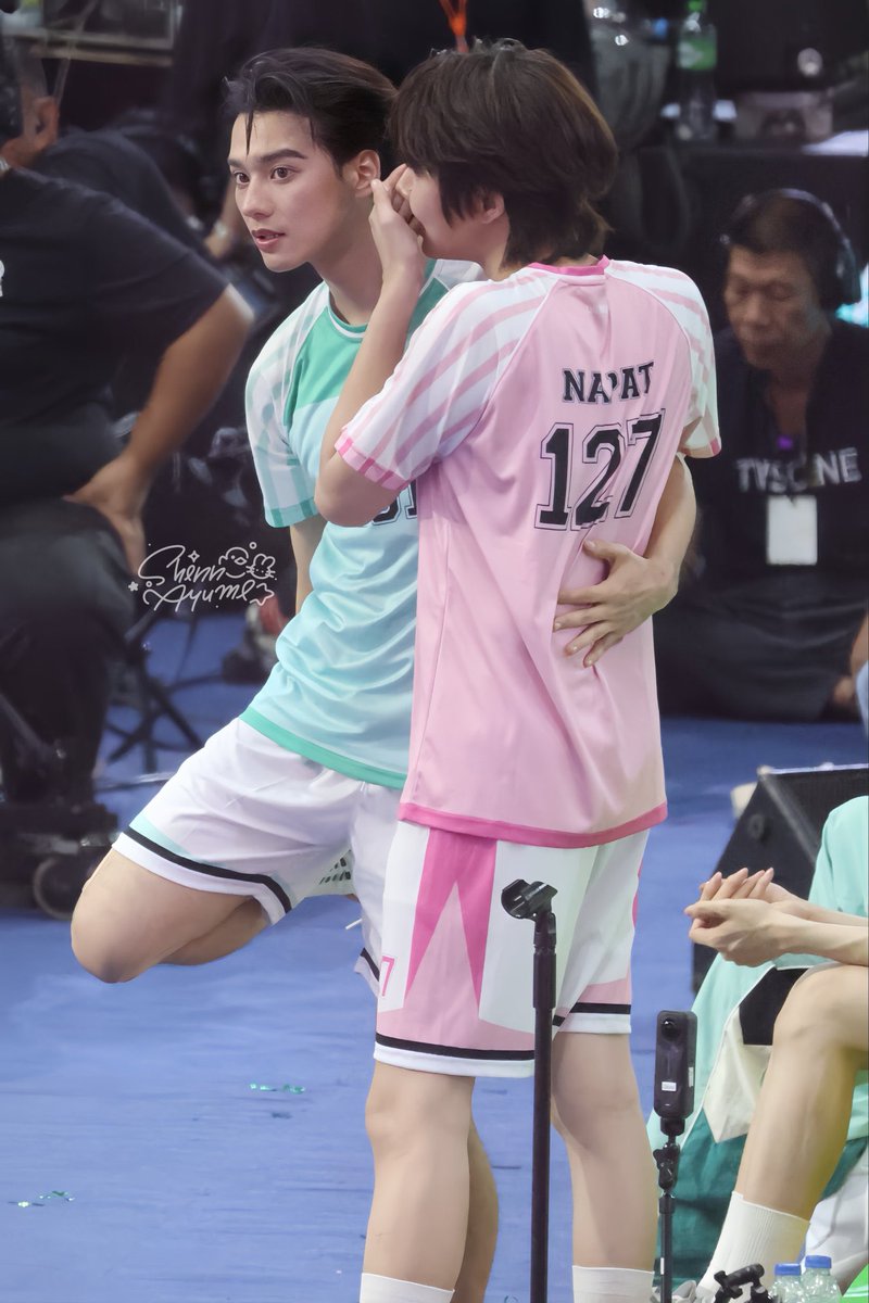 mynymild_'s tweet photo. เอาดีๆจังหวะนี้อ่ะ body language ชัดมาก ว่าเป็นแฟนกันอ่ะ  คือภาพแบบนี้เห็นริมสนามกีฬาจิงๆอ่ะ ถ้านักกีฬามีแฟน55555555 🫠 การที่น้องเดินมาแล้วพี่โอบเอวเต็มมือขนาดนั้น  นี่ยกให้เป็นอันที่จมูกบานที่สุดในกีฬาสี https://t.co/T2Mn4SEEvm