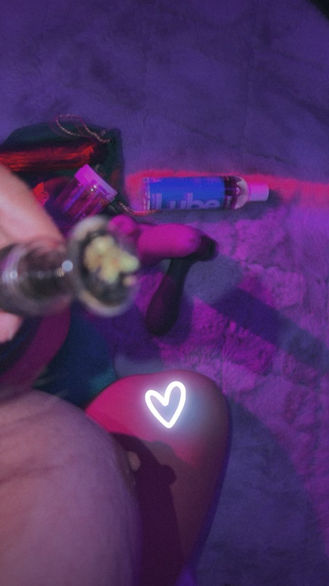 BadHabbitBabe's tweet photo. “sorry, i have plans tonight”

the plans: 😂🤫

#nsfwtwtًً  #stonergirls #horny #nsfw https://t.co/Jf53E3zjWk