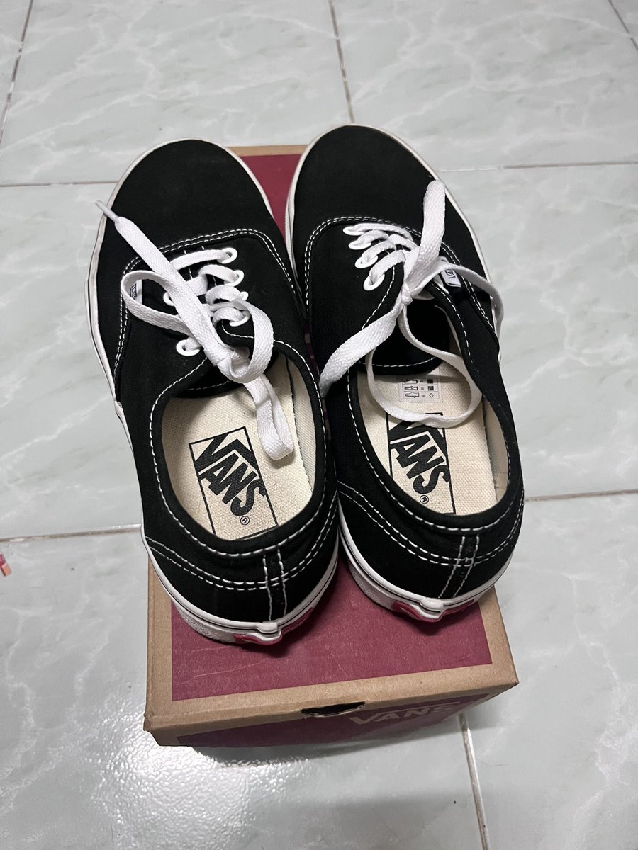 Bookukukeu's tweet photo. ปล่อย Vans authentic มีกล่องค่ะ ซื้อมาไม่ได้ใส่ค่ะลองไปแค่ครั้งเดียว
: ส่งต่อ 750 รวมส่ง (ซื้อมา2,190) 
: Size 37 (23.5cm)
สนใจทักมาได้เลยนะคะ พร้อมโอนลดได้ค่ะ 💖

#ส่งต่อรองเท้า #รองเท้ามือสอง #รองเท้าผ้าใบมือสอง #ส่งต่อเสื้อผ้าราคาถูก #ส่งต่อเสื้อผ้า #ส่งต่อvans #vansมือสอง https://t.co/637K3fLXZC