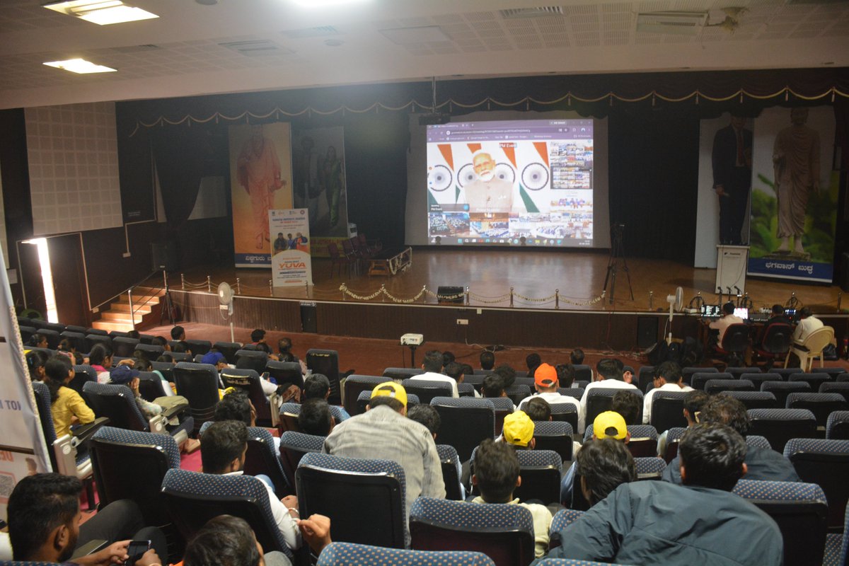 dr_dalapati's tweet photo. "Nasha Mukt Yuva, Viksit Bharat Ka Sankalp" 🇮🇳
Hon'ble PM Shri Narendra Modi Ji launched the ‘Drug-Free Youth, Developed India’ campaign with enthusiastic participation at, Karnatak University, Dharwad.
#NashaMuktYuva #ViksitBharat2047 @_NSSIndia @MYBharatHQ @nssrdbangalore https://t.co/GOVwOVDDjL