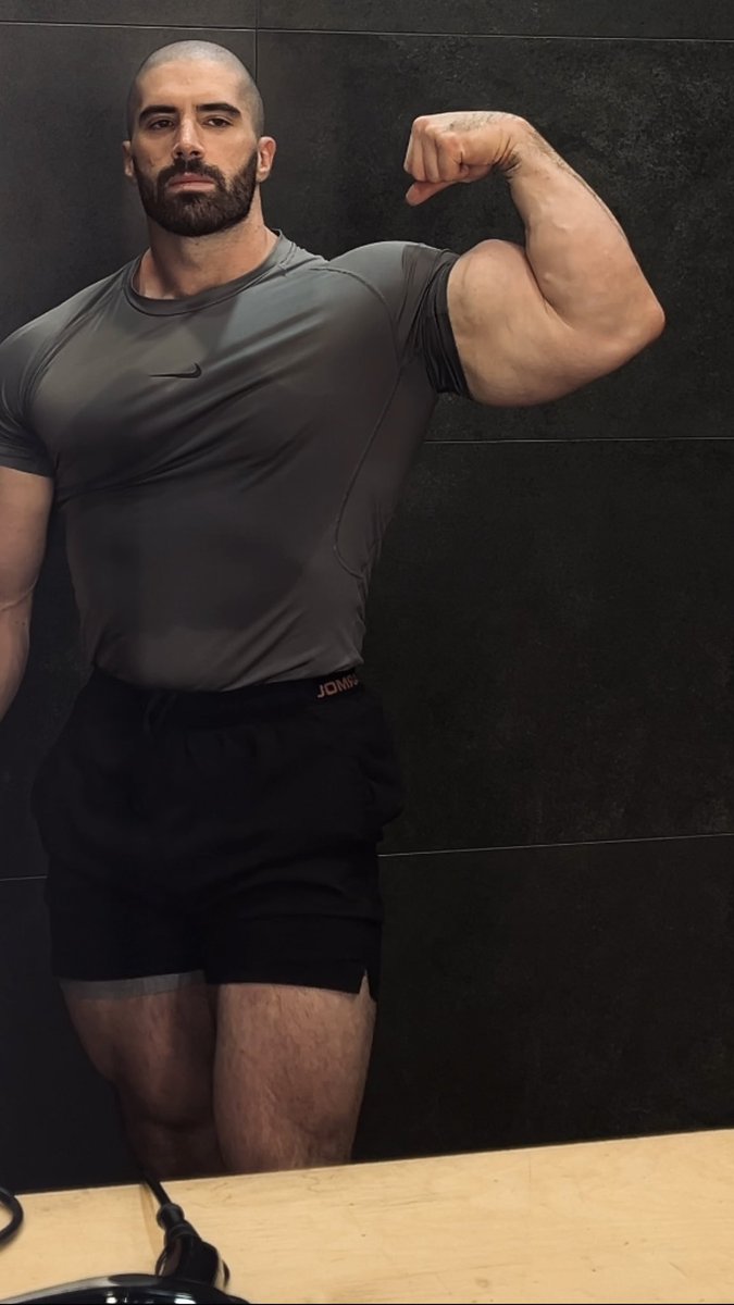 Dimaromanovo's tweet photo. Bigger than my head? 🦍😈 https://t.co/5p9Xbbw4tK