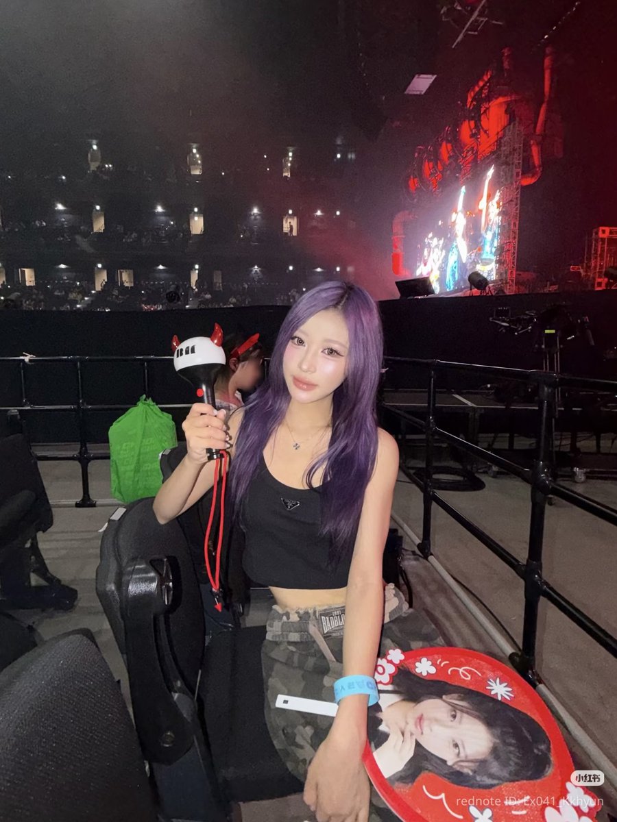 rukatniss's tweet photo. this photo confused me so much bc when i first saw it, i was wondering "why giselle was holding a ruka's merch?" then i realized it was actually just a fan who looked a lot like giselle https://t.co/AzP1kl9HUR