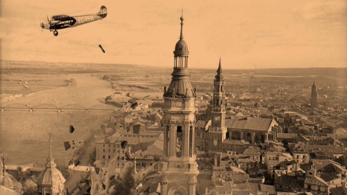 UniCatolicos_es's tweet photo. 90 Aniversario del bombardeo a la Basílica del Pilar de Zaragoza por el Frente Popular el 3 de Agosto de 1936.

Un avión descargó tres bombas sobre la basílica, dos de las cuales penetraron en el templo, dañando la pintura de Goya frente a la Santa Capilla. La tercera impactó en la plaza. Milagrosamente ninguna estalló.

Nada pudo contra la Madre de Dios.