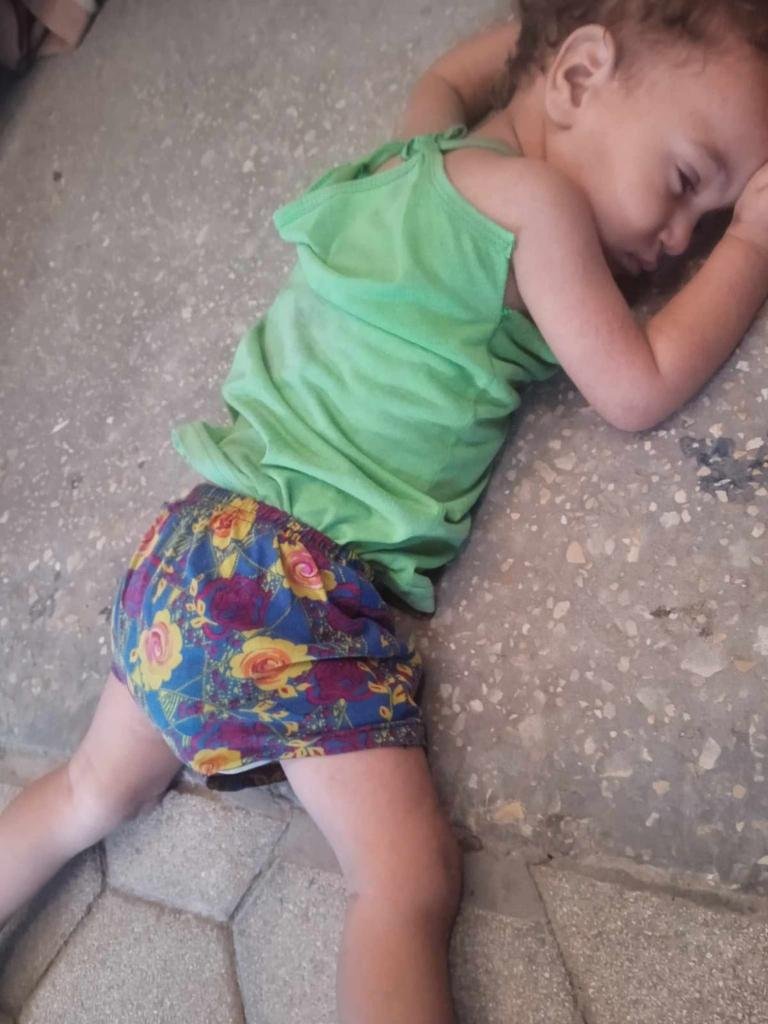 DalulainGaza's tweet photo. 🥺My baby fell asleep crying, wanting a piece of bread. Please look upon her with mercy; she is small and cannot bear the hunger. 🙏

https://t.co/MfwQOKJDkb https://t.co/IeL3OQ8w5u