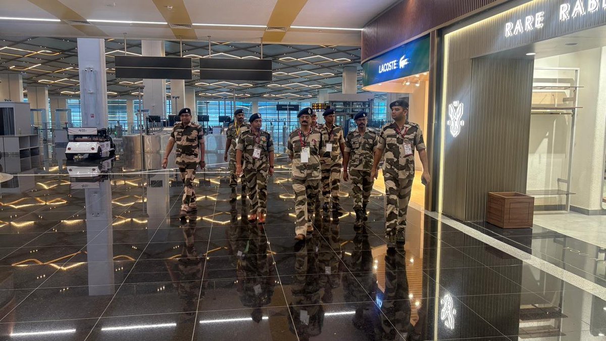 Appleap2327's tweet photo. విశాఖ నూతన ఎయిర్పోర్ట్ లో.. భద్రత బలగాలకు శిక్షణ. 

ఈ నెల 17వ తేదీ నుండి ఐఎన్ఎస్ డేగా విమానాశ్రయం నుండి అల్లూరి సీతారామరాజు అంతర్జాతీయ విమానాశ్రయానికి మారనున్న విశాఖ విమానాలు

#ASRIA #Visakhapatnam https://t.co/bUJrplm319