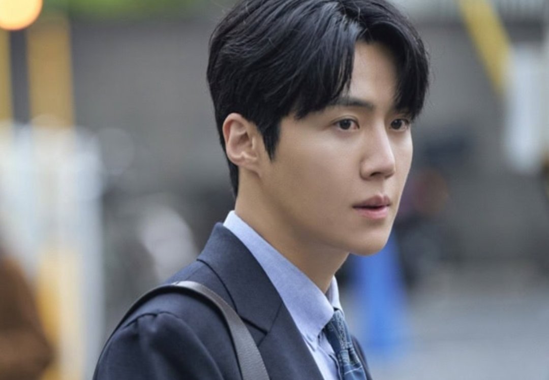 cinemacatharsis's tweet photo. Ngomongin soal EQ atau kecerdasan emosional, aku jadi keinget satu karakter drakor yg menurutku punya EQ yang cukup bagus,  jadi mungkin kita bisa sedikit belajar dari doi.

Namanya Hojin dari drakor Can This Love be Translated? (2026)

Kalo berkaca dari teorinya Goleman, EQ itu punya empat komponen

1. Self-awareness
Kemampuan mengenali emosi, kondisi internal, kekuatan, keterbatasan, dan nilai diri

2. Self-management
Kemampuan mengelola emosi, impuls, perilaku, serta tetap adaptif dan termotivasi

3. Social awareness
Kemampuan memahami emosi, kebutuhan, dan perspektif orang lain. Di sini termasuk empathy

4. Relationship management
Kemampuan membangun hubungan, memengaruhi orang, menangani konflik, bekerja sama, dan mengembangkan orang lain

Nah kenapa menurutku si Hojin adalah salah satu karakter film yang bisa dibilang punya EQ bagus?

1. Self-awareness

Menurutku Hojin adalah karakter yang cukup reflektif, dia sadar dan berani jujur sama diri sendiri. Dia tahu dirinya adalah orang yang tertutup, rasional, dan berhati-hati. Dia juga sadar bahwa masa lalunya masih mempengaruhi hidupnya dan bahkan dia juga mengakui bahwa di awal cerita dia masih belum move on sama crushnya

2. Self-management

Ketika Hojin mulai deket sama Muhee, dia masih punya kontrol diri yang bagus dan ga bertindak impulsif terhadap perasaanya. Dia masih memberikan ruang buat dirinya untuk mengenali perasaanya sendiri terhadap Muhee

Dia mengatur responsnya dengan cara:

1. menyadari ada perubahan perasaan
2. mengevaluasi apakah itu benar-benar cinta,
3. mempertimbangkan konteks hubungan mereka,
4. baru bertindak setelah memiliki kejelasan

Bahkan dia juga meminta izin ke Muhee buat menyelesaikan dulu segala unfinished businessnya dengan crush-nya

3. Social Awareness

Hojin cukup peka terhadap kondisi emosional Muhee. Waktu Muhee merasa plin-plan, atau meminta jarak karena rasa insecurenya sendiri, dia menghargai itu semua dan mempertimbangkan apa yang Muhee butuhkan saat itu

4. Relationship Management

Di awal memang Hojin terlihat punya masalah dengan ibunya, tapi setelah kita diberitahu konteksnya, ternyata akarnya berasal dari ibunya sendiri. Dan waktu Hojin akhirnya bertemu ibunya lagi, kesalahpahamannya bisa diselesaikan dengan komunikasi yg cukup baik tanpa ada resentment yang berlarut-larut

Belum lagi tindakan Muhee yang tarik-ulur ga langsung diambil hati, yang ada dia malah mencoba untuk memahami Muhee terlebih dulu, mengkomunikasinnya di momen yang tepat, dan mencari jalan tengah untuk perbedaan tersebut
 
Ada yang udah nonton? Menurut kalian gimanaa??