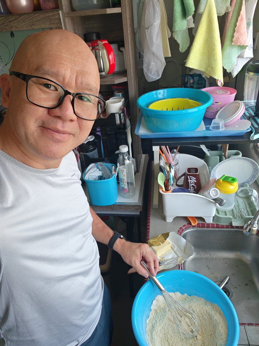MitchCho's tweet photo. Happy Monday DJ @elsDines  &amp; #traxxfm! Suddenly in the mood to bake Apple Crumble. Haven't done this for many moons. 🤭😅😋 https://t.co/bFJ987wCwW