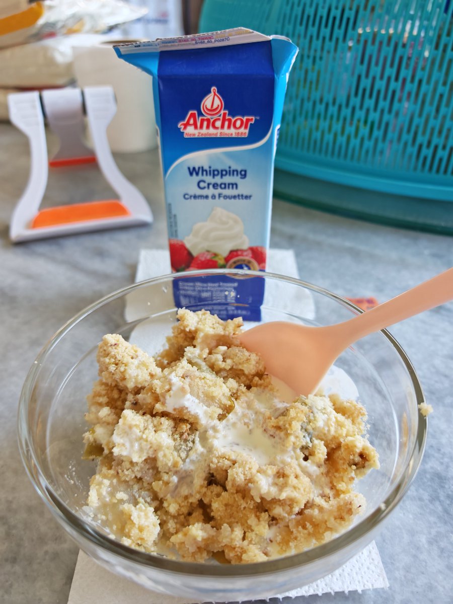 MitchCho's tweet photo. Happy Monday DJ @elsDines  &amp; #traxxfm! Suddenly in the mood to bake Apple Crumble. Haven't done this for many moons. 🤭😅😋 https://t.co/bFJ987wCwW