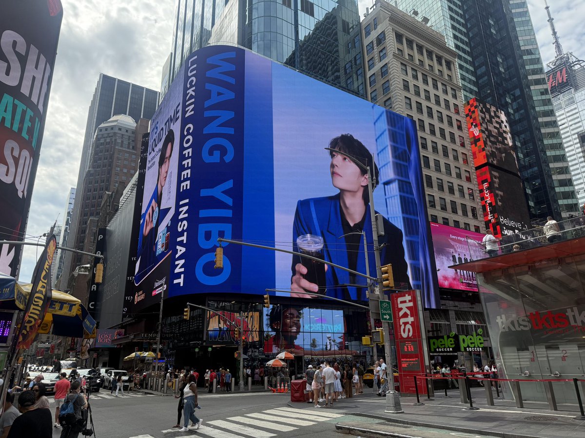 WYBSOURCES's tweet photo. 📸 #WangYibo’s new Luckin Coffee campaign is spotted in New York City’s LED screen. https://t.co/2CAtpbHigA