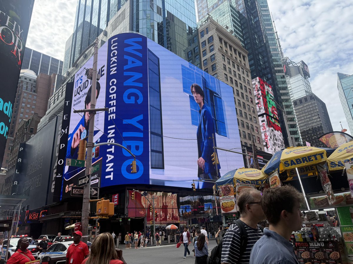 WYBSOURCES's tweet photo. 📸 #WangYibo’s new Luckin Coffee campaign is spotted in New York City’s LED screen. https://t.co/2CAtpbHigA