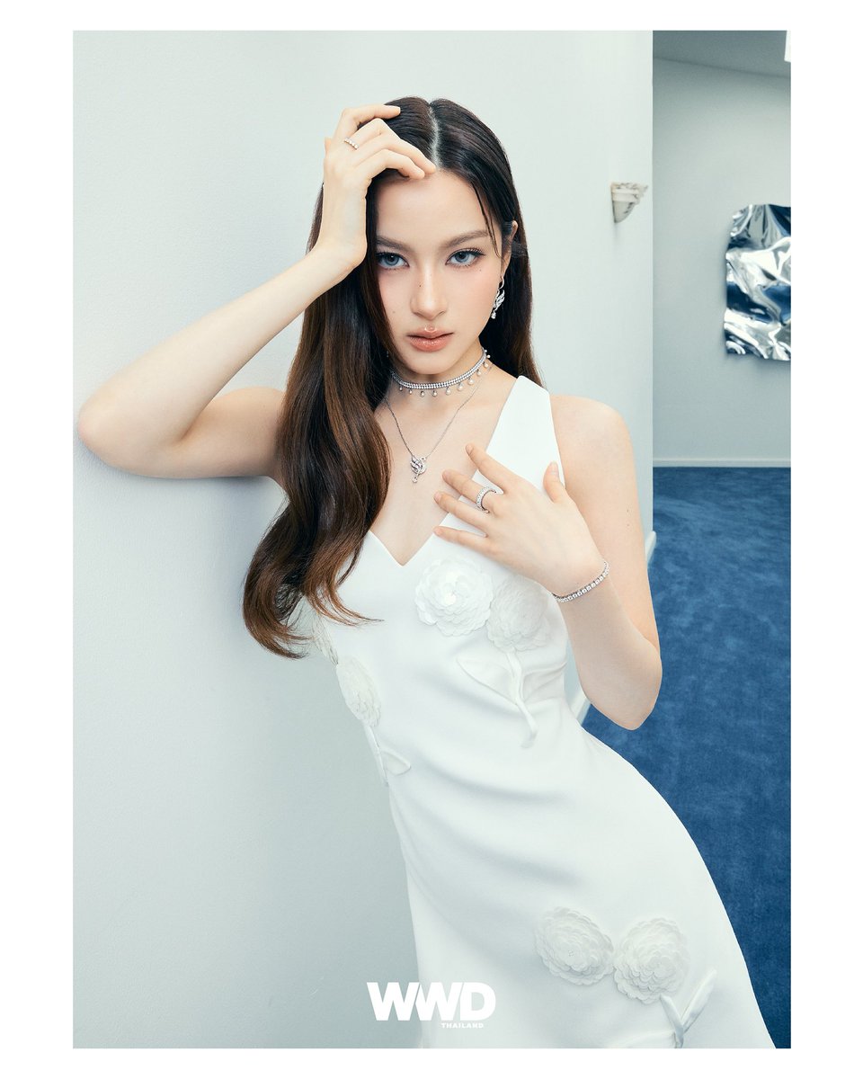 WWDThailand's tweet photo. เปิดแฟชั่นเซตแรกจาก เอมี่ ทสร, บุ๊ค กษิดิ์เดช และพรีม ชนิกานต์ ร่วมถ่ายทอด ความสง่างาม ผ่านเครื่องประดับคริสตัลจาก Swarovski ที่สะท้อนงานฝีมืออันประณีต และดีไซน์ร่วมสมัย พร้อมเติมประกายให้แต่ละลุคโดดเด่น

#WWDThailand 
#Swarovski
#BookKasidet
#emiamily
#primiily https://t.co/X9cVNVhrNC