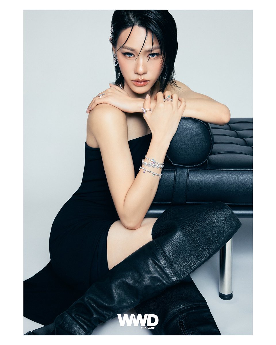 WWDThailand's tweet photo. เปิดแฟชั่นเซตแรกจาก เอมี่ ทสร, บุ๊ค กษิดิ์เดช และพรีม ชนิกานต์ ร่วมถ่ายทอด ความสง่างาม ผ่านเครื่องประดับคริสตัลจาก Swarovski ที่สะท้อนงานฝีมืออันประณีต และดีไซน์ร่วมสมัย พร้อมเติมประกายให้แต่ละลุคโดดเด่น

#WWDThailand 
#Swarovski
#BookKasidet
#emiamily
#primiily https://t.co/X9cVNVhrNC