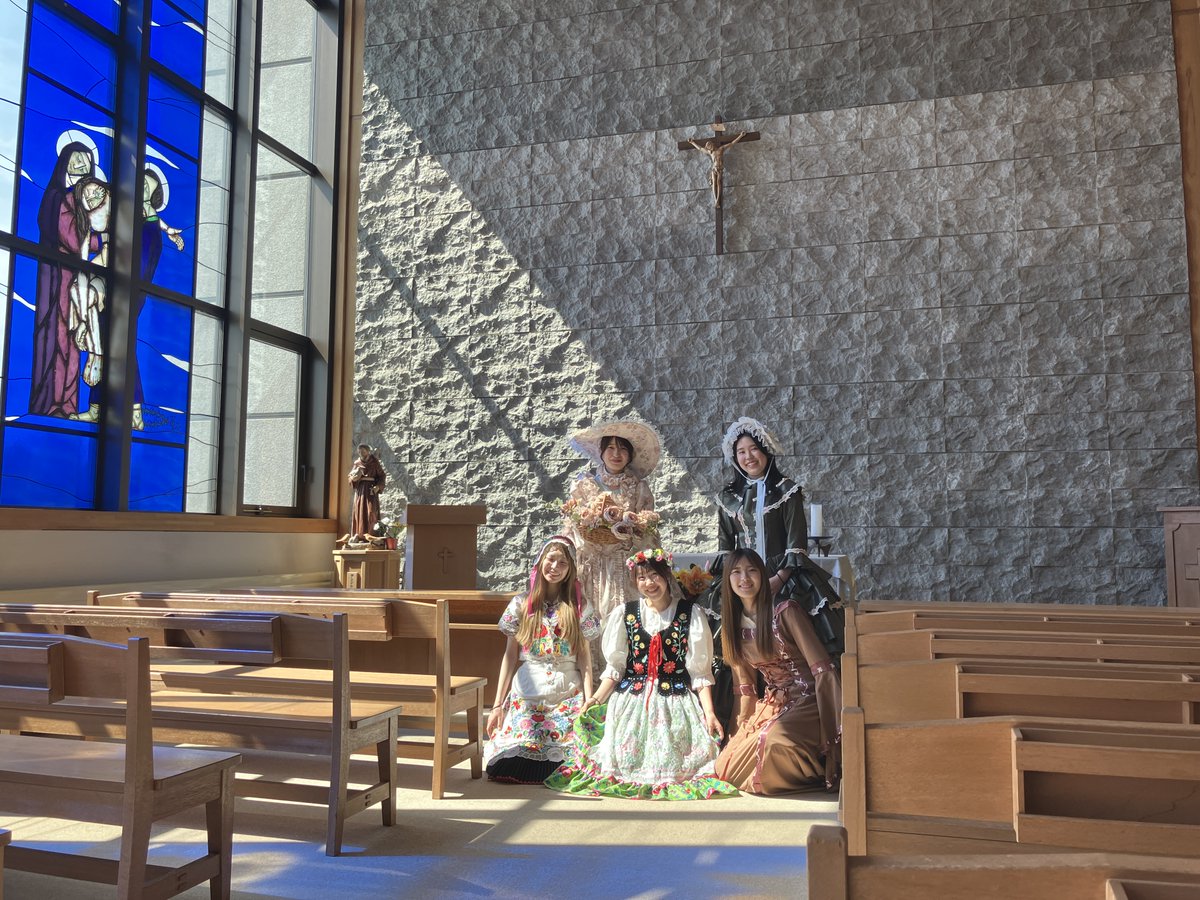 fujijoshi_info's tweet photo. 👗「服飾文化史」では、古代メソポタミアから20世紀までの西洋服飾の歴史を、社会や文化とともに学びます。映像資料や時代衣装・民族衣装の着装体験を通して、服飾文化の奥深さや魅力を体感しました。
#藤女子大学 #FWU #地域創生学科 #人間生活学科 #花川キャンパス #着装体験 #西洋服飾 https://t.co/WIOfisPF48